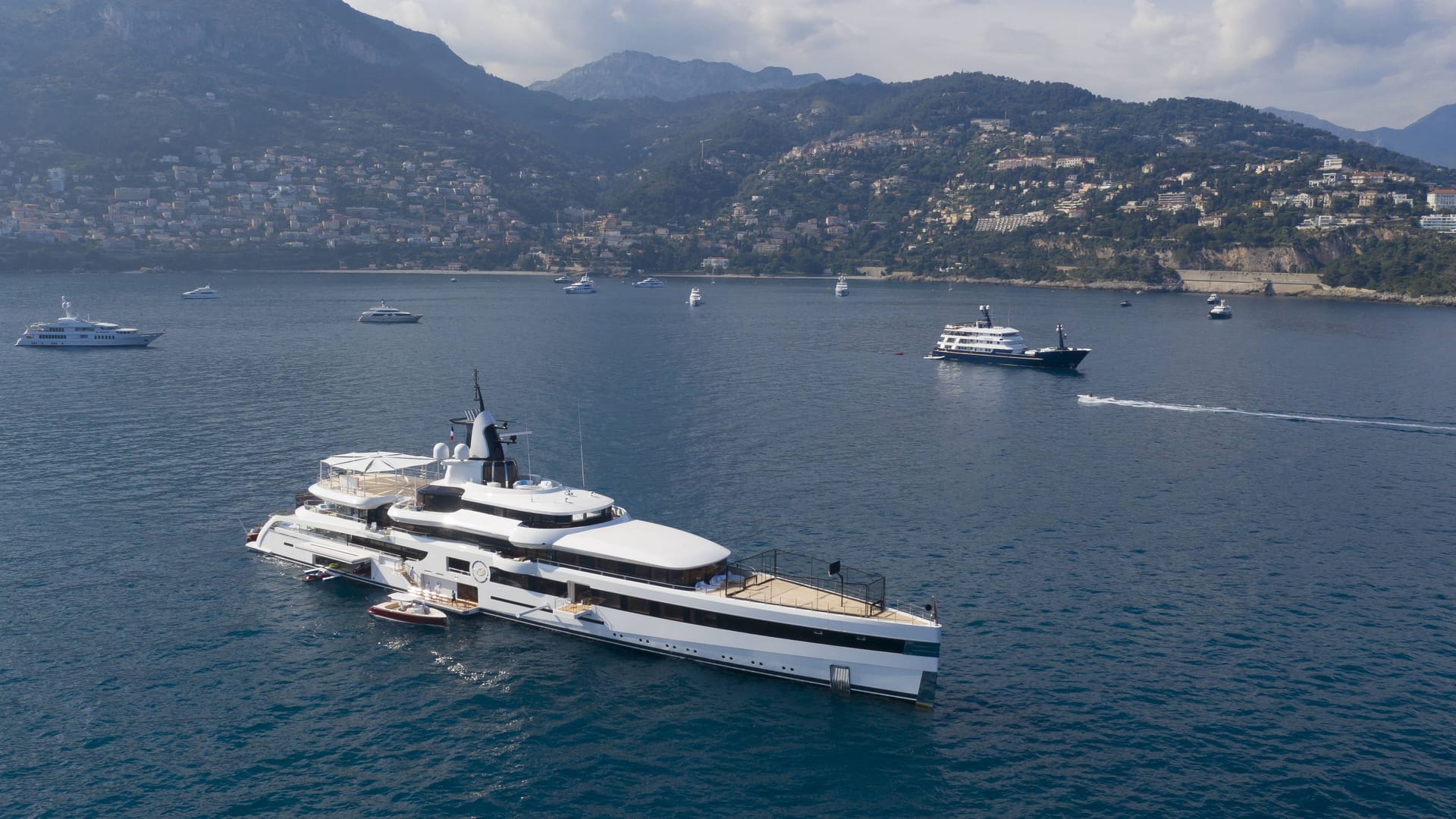 93 Meter lange Yacht "Lady S", ausgeliefert 2019 von der niederländischen Werft Feadship an den Eigner Daniel Snyder, vor Anker vor dem Fürstentum Monaco.