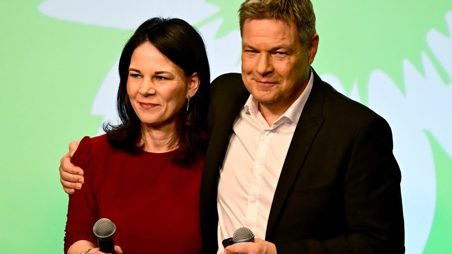 Annalena Baerbock und Robert Habeck (Bündnis 90/Die Grünen) stehen auf der Wahlparty der Grünen auf der Bühne.