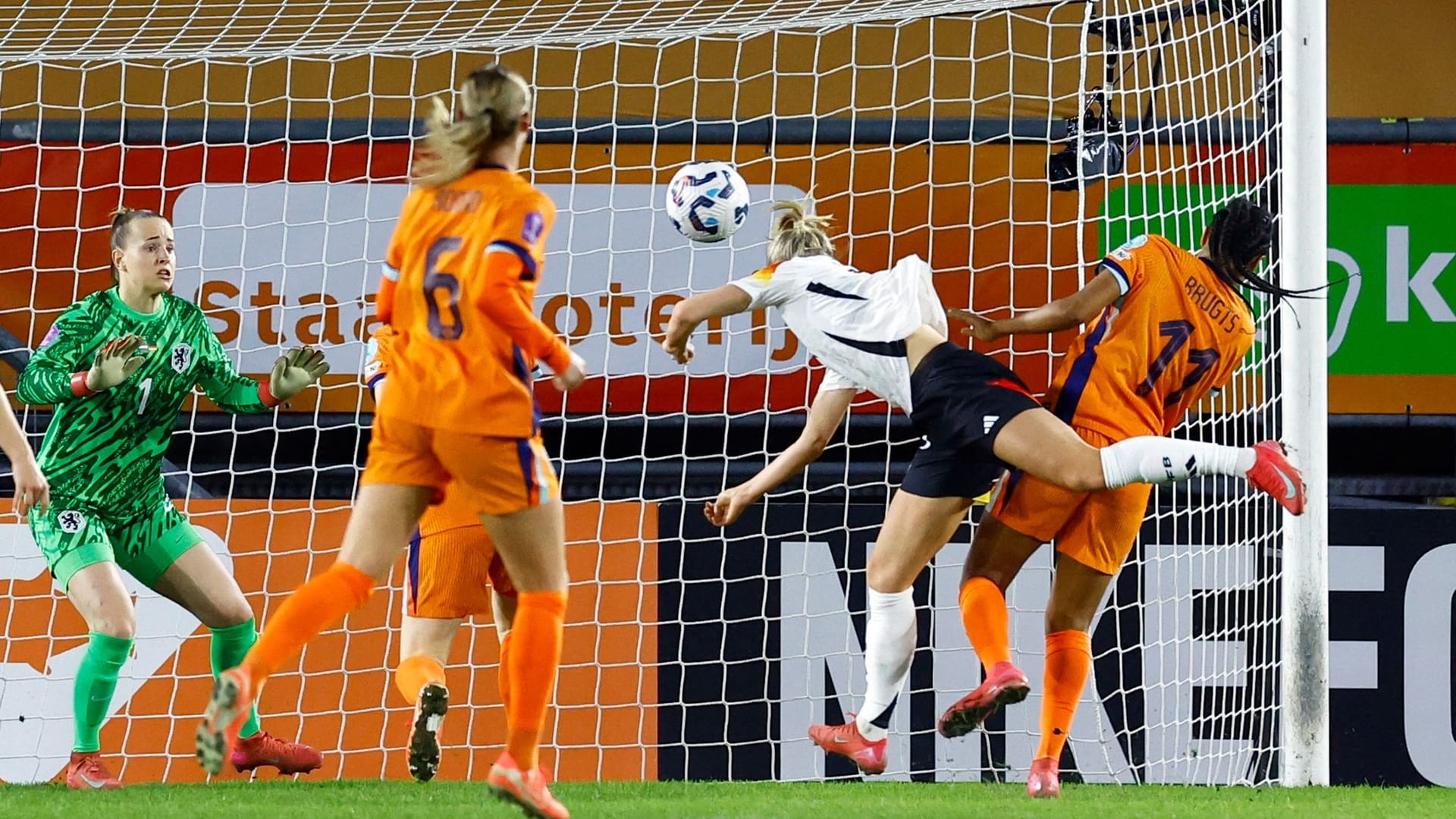 Tor für Deutschland: Bayern-Star Lea Schüller (weißes Trikot) köpfte kurz vor der Pause zum Ausgleich ein.