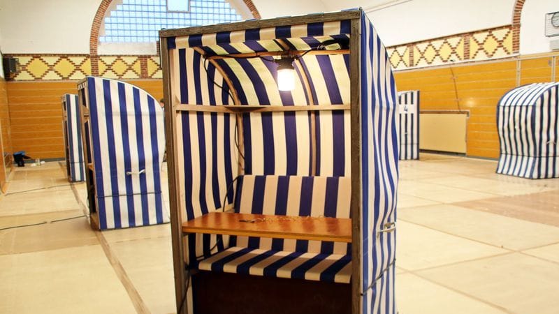 Weißblaue Strandkörbe stehen als Wahlkabinen in einem Wahllokal auf der ostfriesischen Insel Norderney.