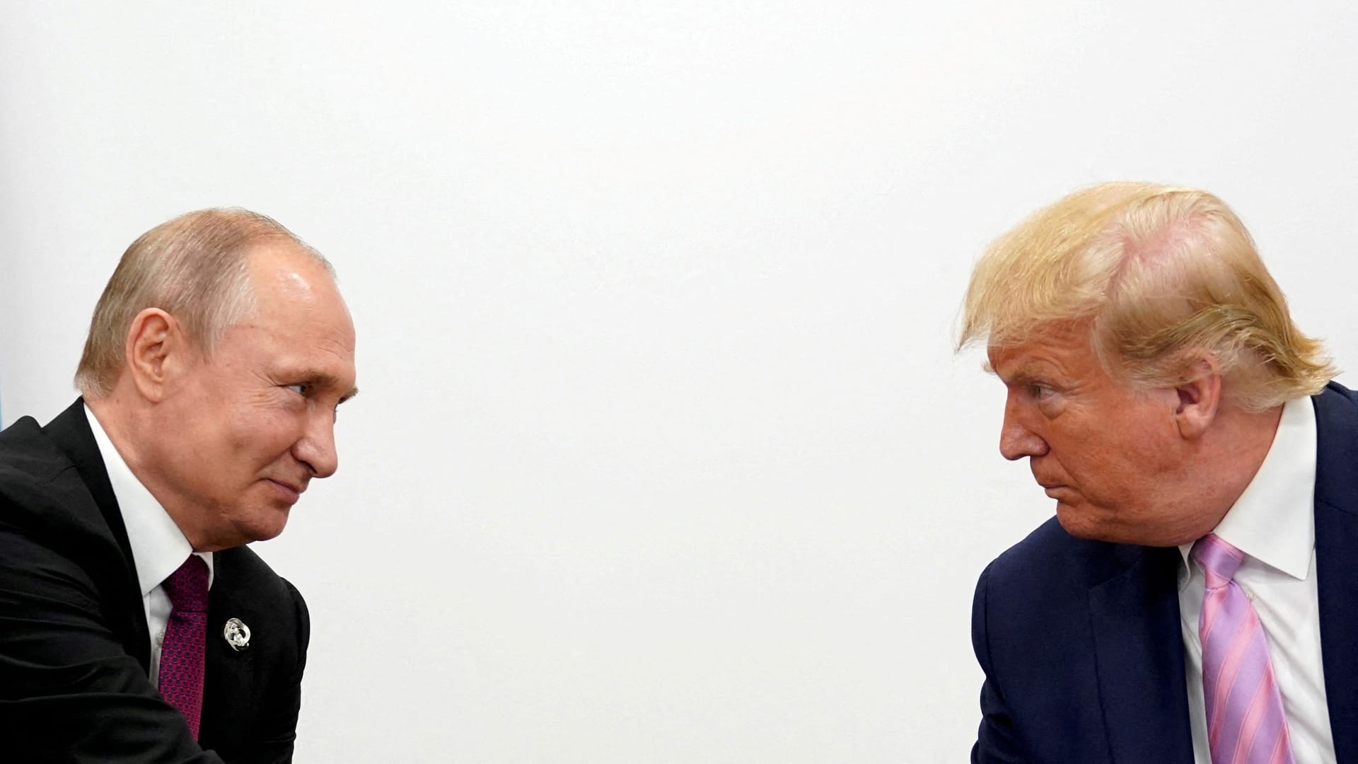 Plötzlich voll des Lobes für Trump: Wladimir Putin (l.) und der US-Präsident beim G20-Gipfel in Japan 2019.