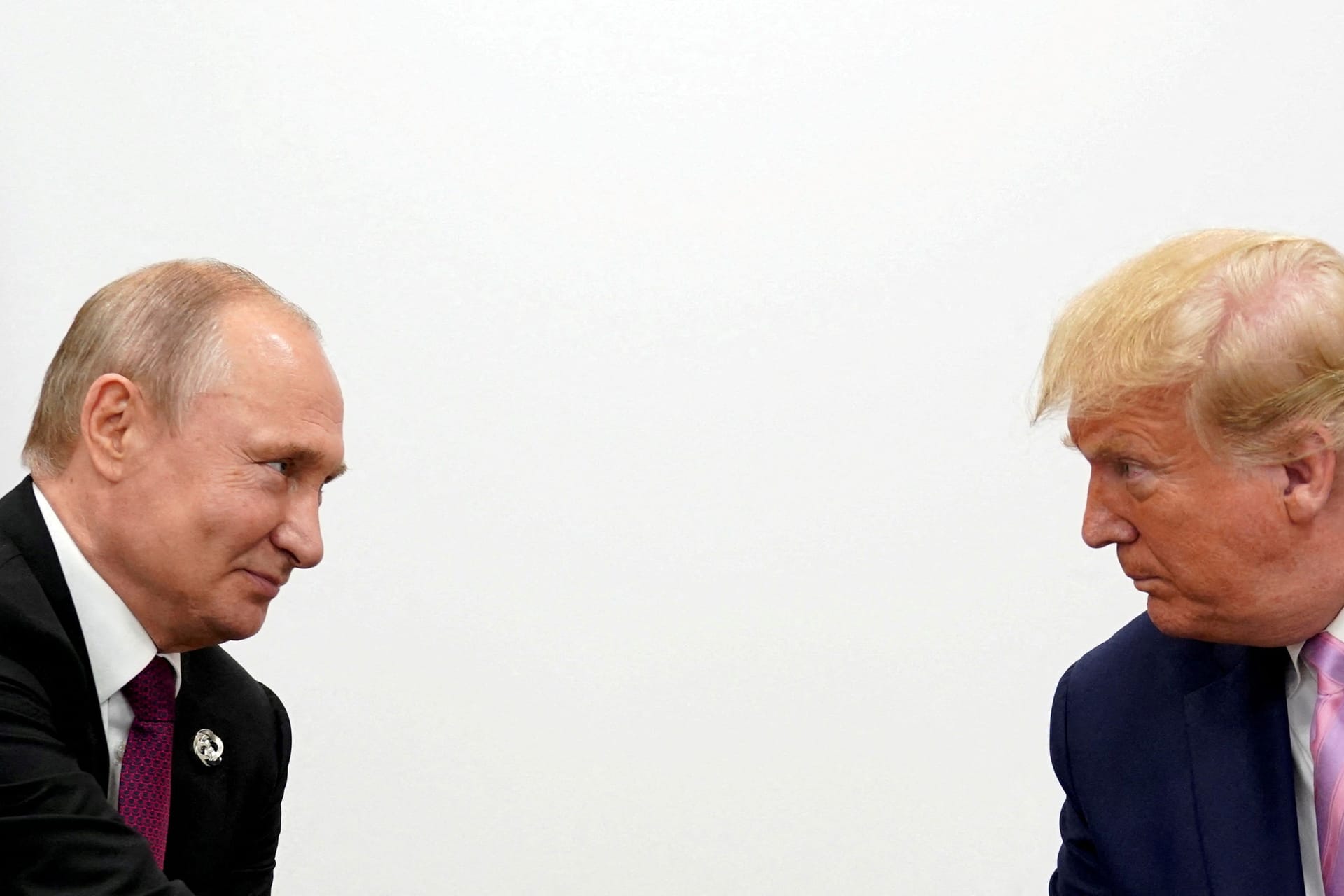 Plötzlich voll des Lobes für Trump: Wladimir Putin (l.) und der US-Präsident beim G20-Gipfel in Japan 2019.