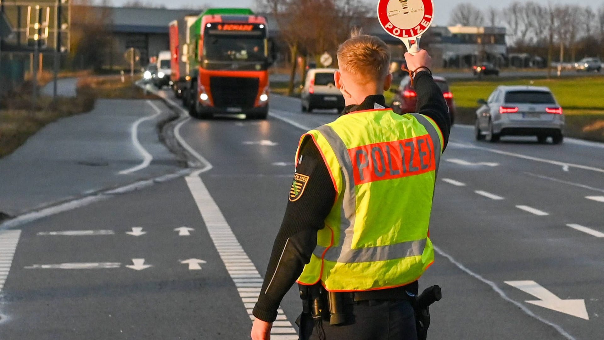 Polizei sperrt Unfallstelle (Symbolbild): Ein Auto hatte auf der B22 bei Speichersdorf (Landkreis Bayreuth) einen anderen Wagen überholen wollen.