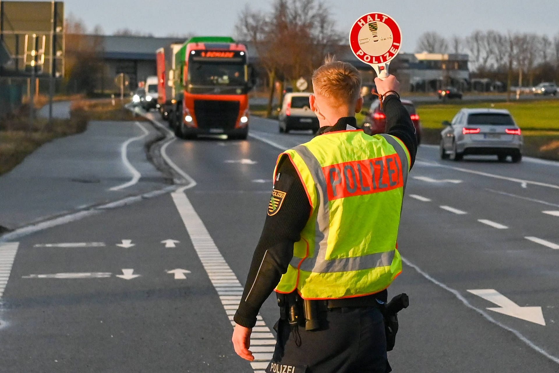 Polizei sperrt Unfallstelle (Symbolbild): Ein Auto hatte auf der B22 bei Speichersdorf (Landkreis Bayreuth) einen anderen Wagen überholen wollen.