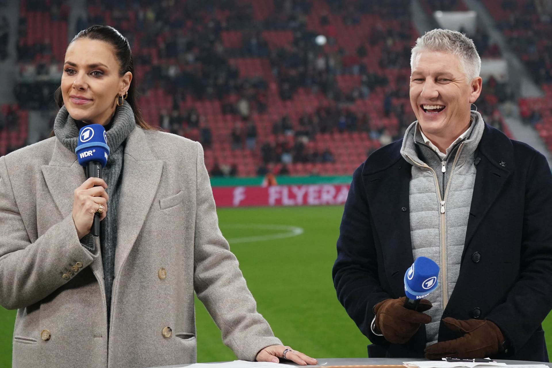 Bewährtes Duo bei den Live-Übertragungen der "Sportschau": ARD-Moderatorin Sedlaczek, -Experte Schweinsteiger am Rande des Pokalspiels in Leverkusen.