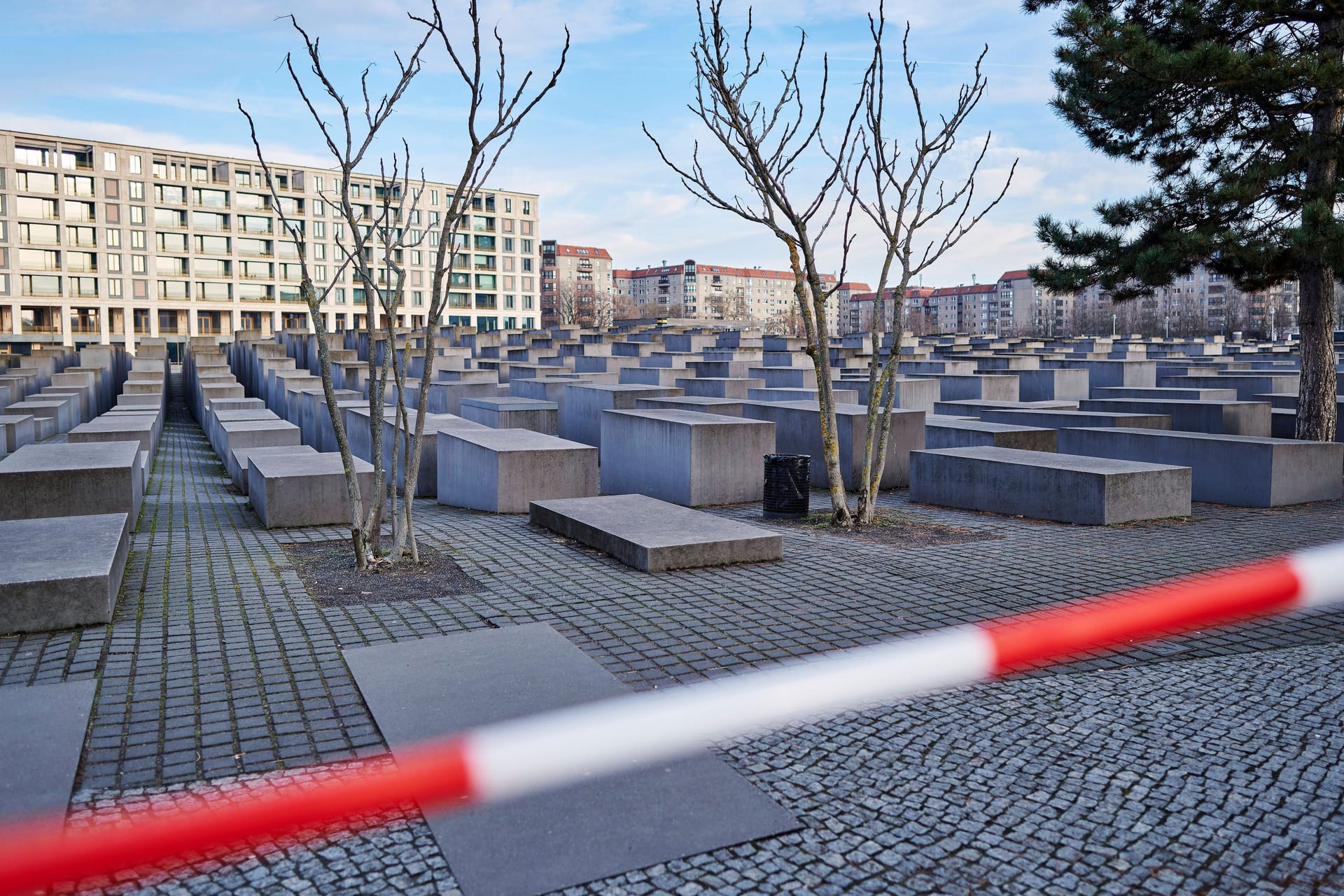 Flatterband vor dem Holocaust-Mahnmal: Gewalt gegen Unschuldige sei durch nichts zu rechtfertigen.