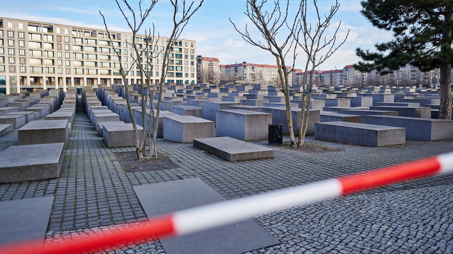 Flatterband vor dem Holocaust-Mahnmal: Gewalt gegen Unschuldige sei durch nichts zu rechtfertigen.