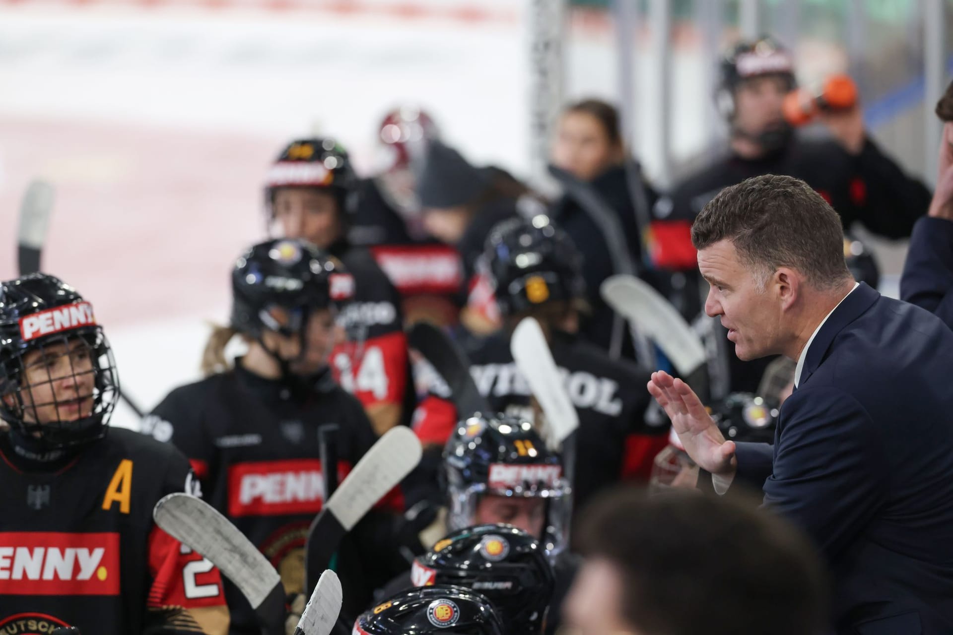 Eishockey-Bundestrainer Jeff MacLeod und sein Team