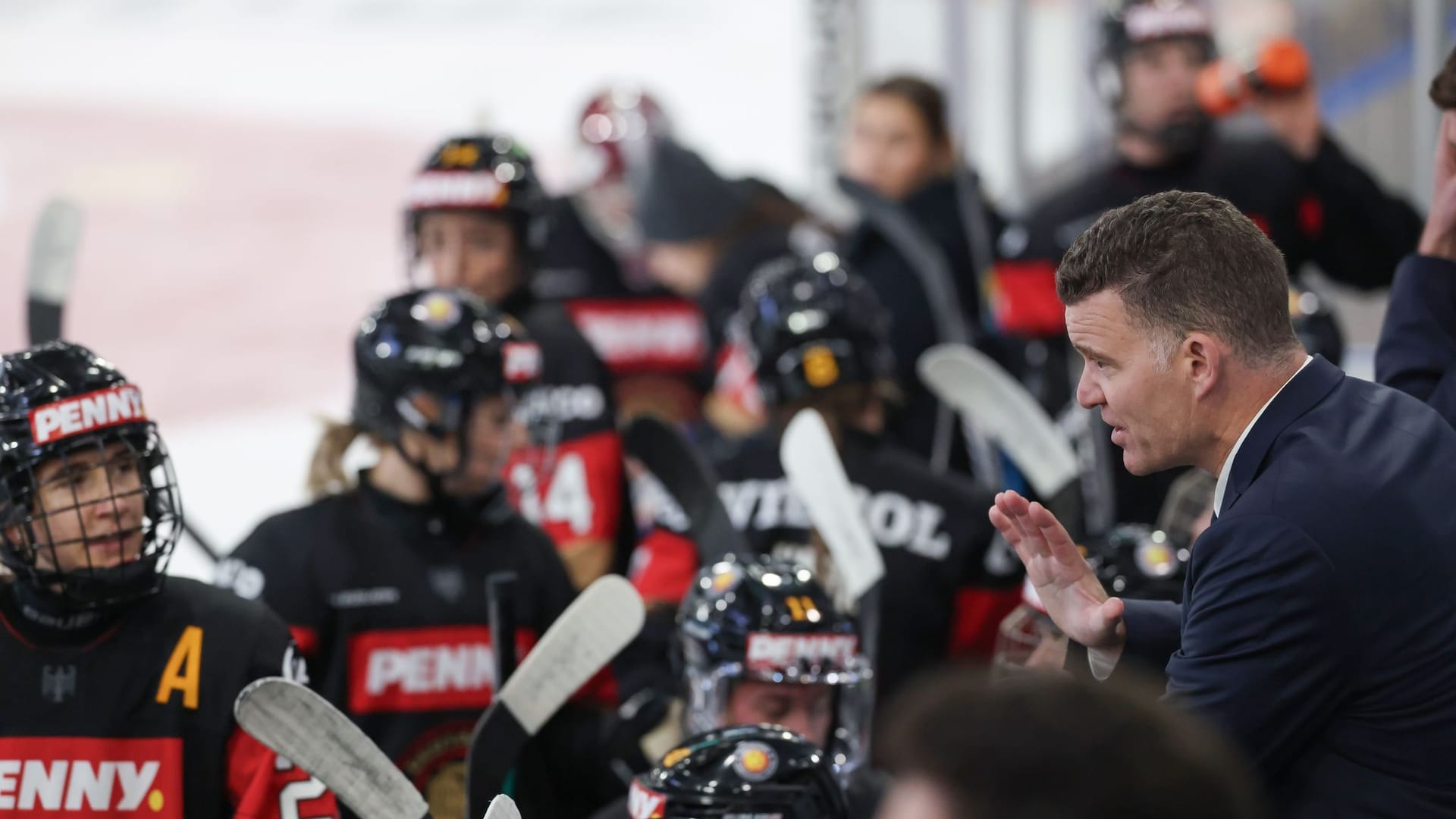 Eishockey-Bundestrainer Jeff MacLeod und sein Team