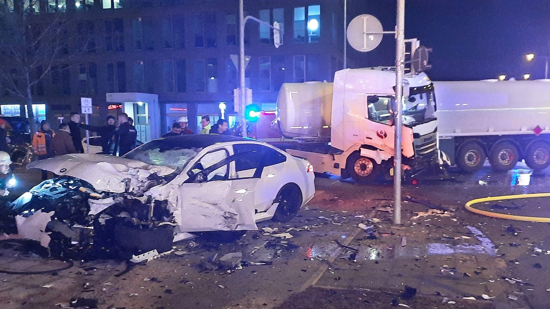 Der zerstörte BMW: Die Polizei hat die Ermittlungen zur Unfallursache aufgenommen.