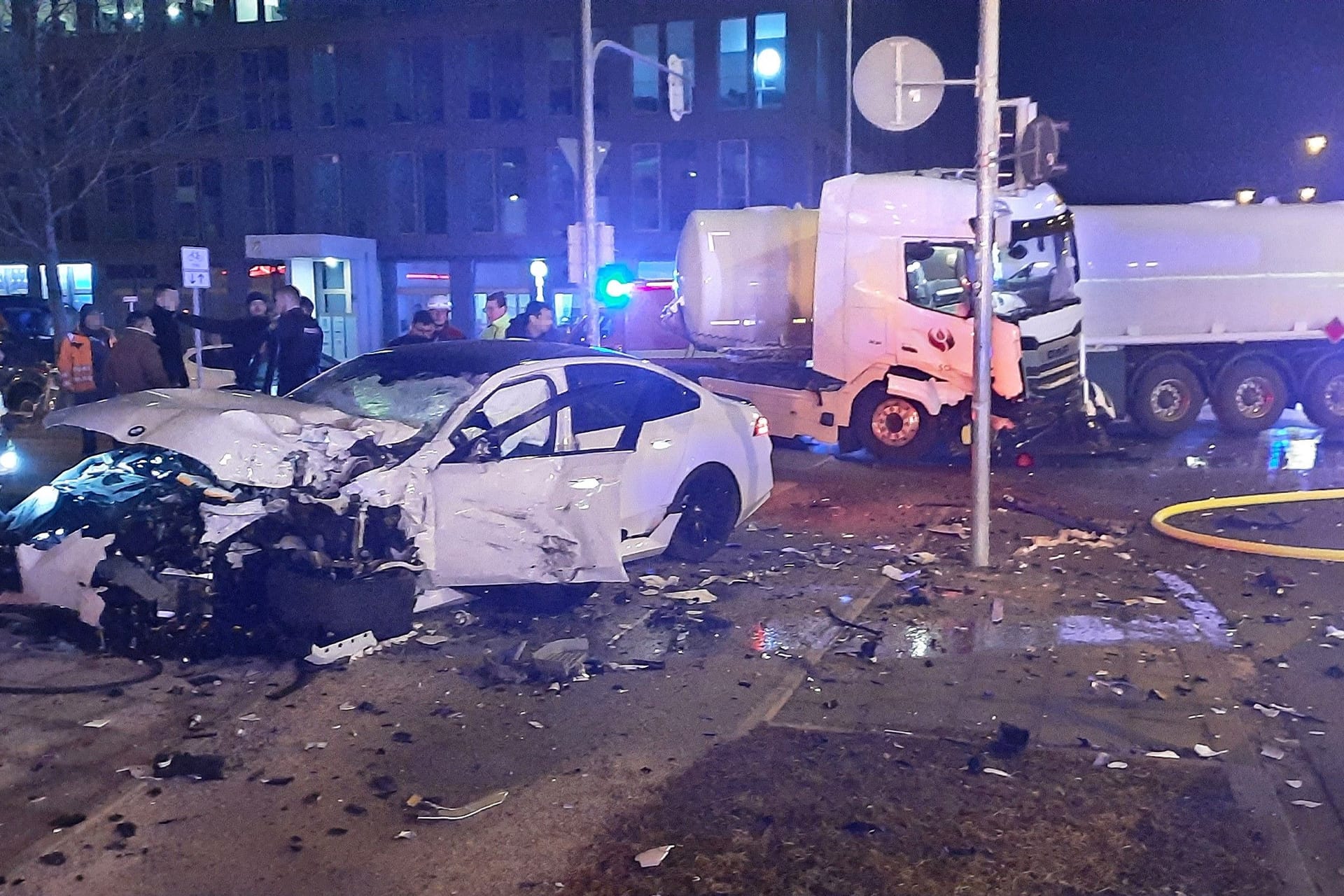 Der zerstörte BMW: Die Polizei hat die Ermittlungen zur Unfallursache aufgenommen.