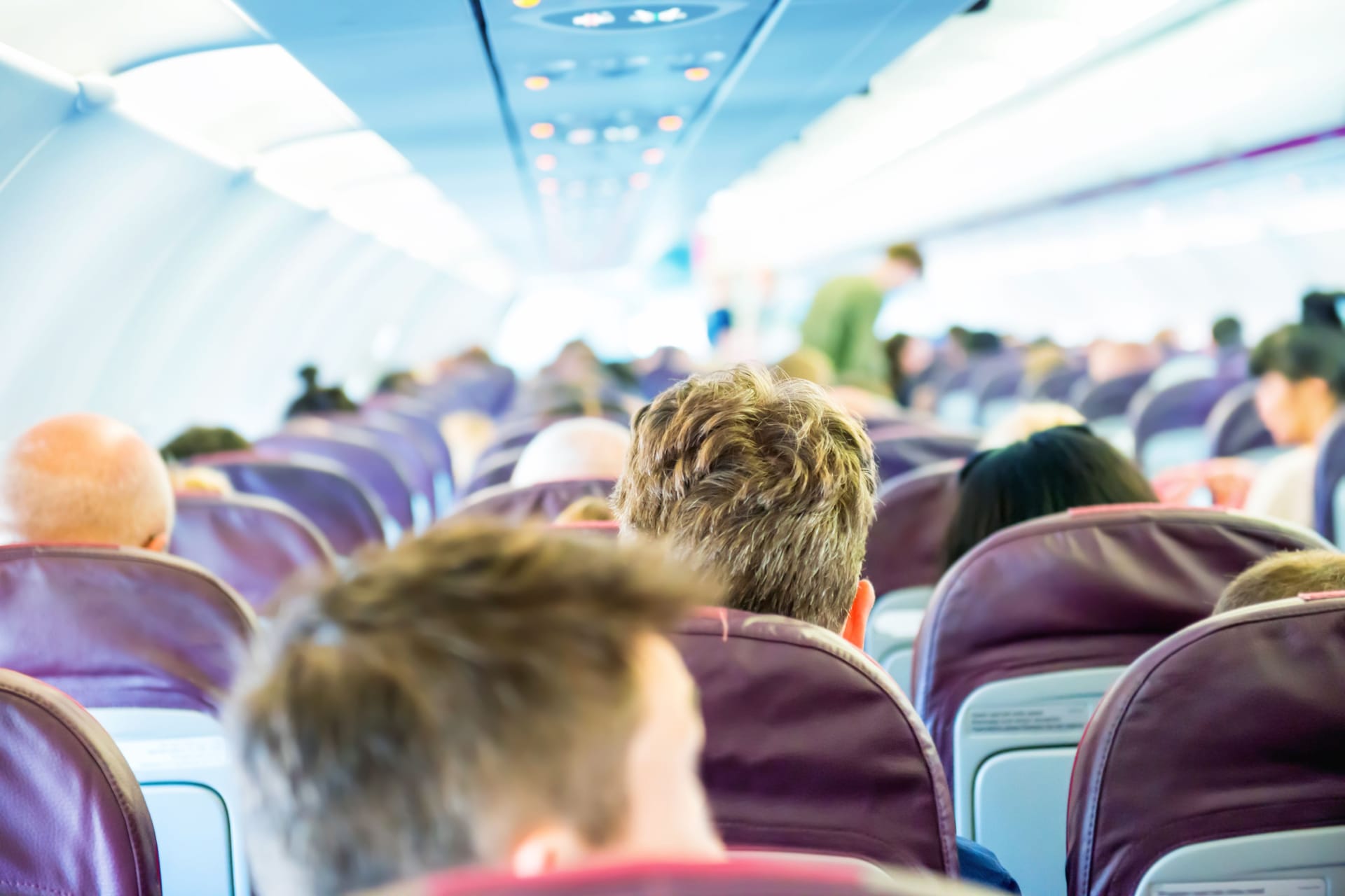 Passagiere in einem Flugzeug (Symbolbild): Ein Paar erlebte Schauriges während seines Starts in den Urlaub.