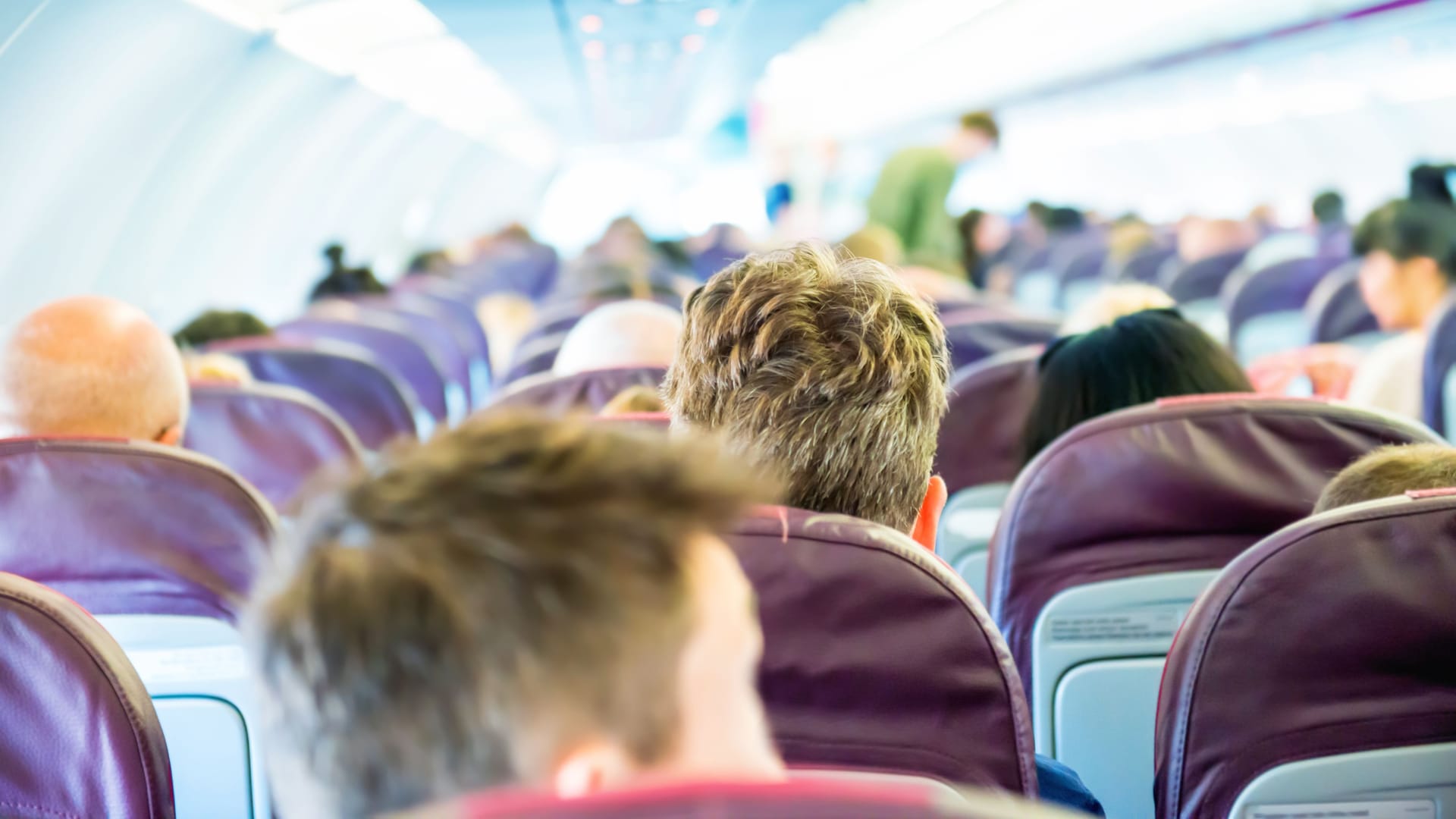 Passagiere in einem Flugzeug (Symbolbild): Ein Paar erlebte Schauriges während seines Starts in den Urlaub.