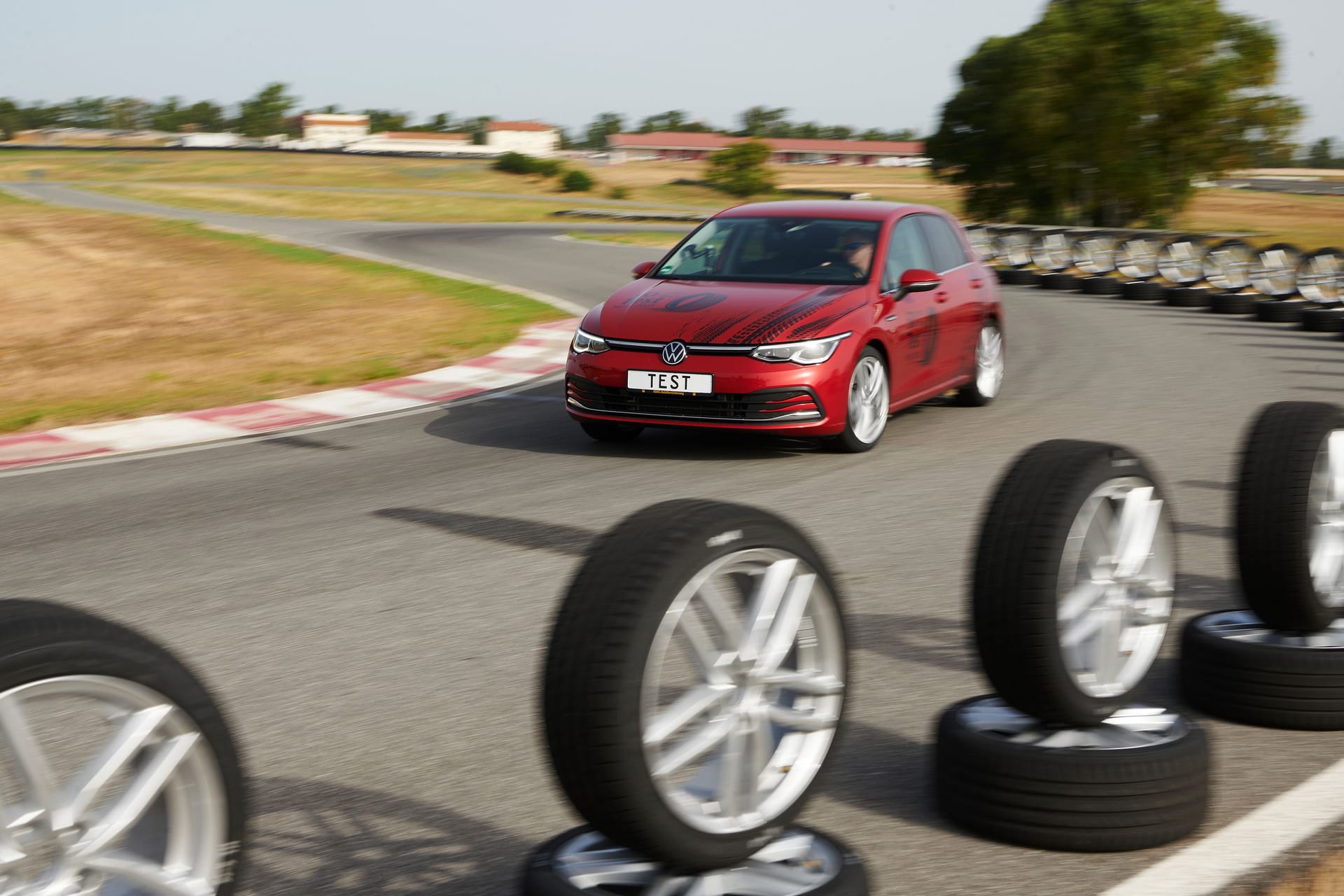 ADAC-Sommerreifentest: 18 Sommerreifen der Dimension 18 Zoll hat der Verkehrsclub getestet.