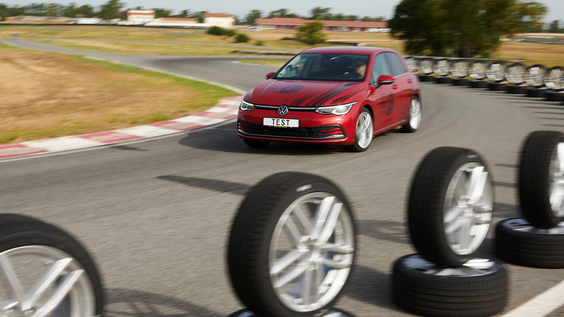 ADAC-Sommerreifentest: 18 Sommerreifen der Dimension 18 Zoll hat der Verkehrsclub getestet.