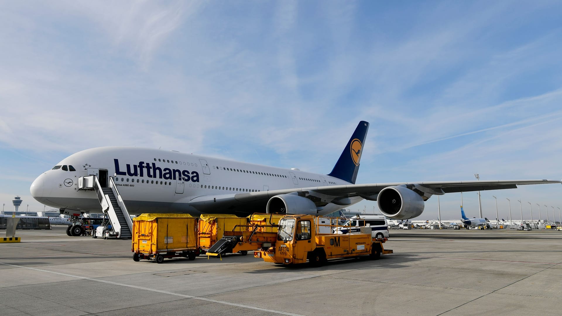 Abfertigung am Airport München: Die Maschine stand vier Jahre lang in Spanien auf einem Flugzeugparkplatz, von nun aus soll sie wieder Reisende befördern.