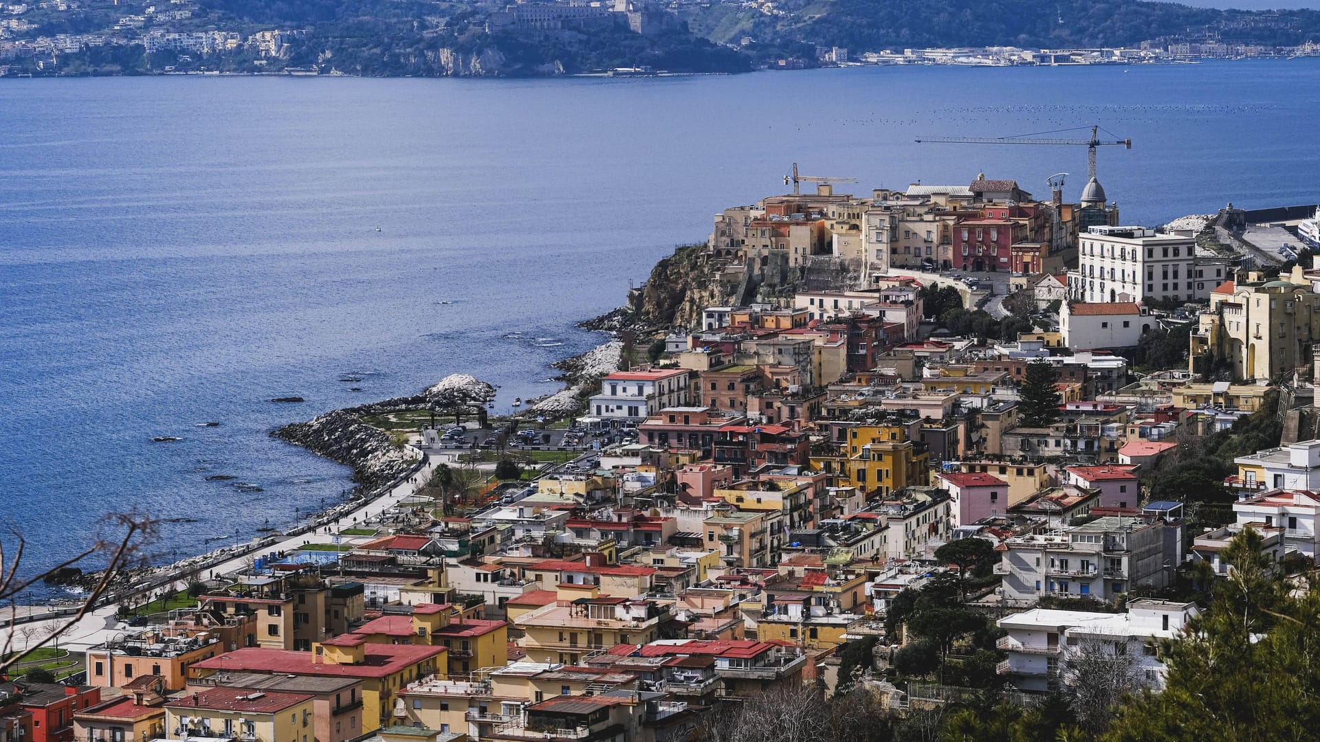 Panoramablick auf die Stadt Pozzuoli, Neapel, Italien: Die Erde um Neapel hört nicht auf zu beben. Doch eine Meldung über ein Erdbeben der Stärke 9 erwies sich als falscher Alarm.