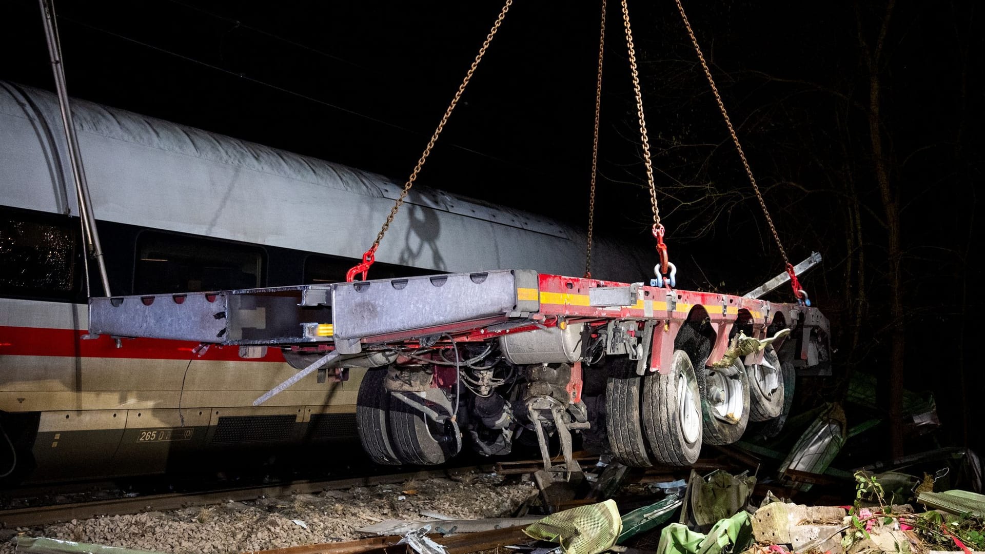 ICE stößt in Hamburg mit LKW zusammen