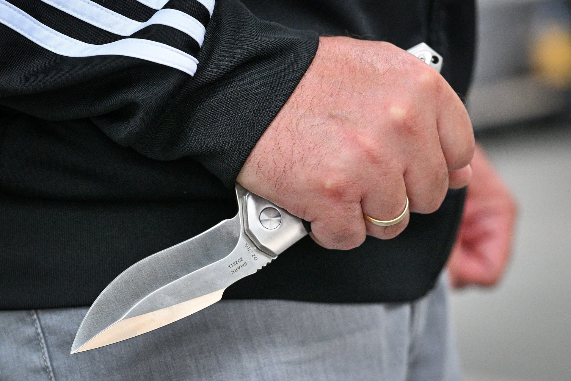 Ein Mann hält ein Messer in der Hand (Symbolbild): Die Hintergründe der Tat sind noch völlig unklar.