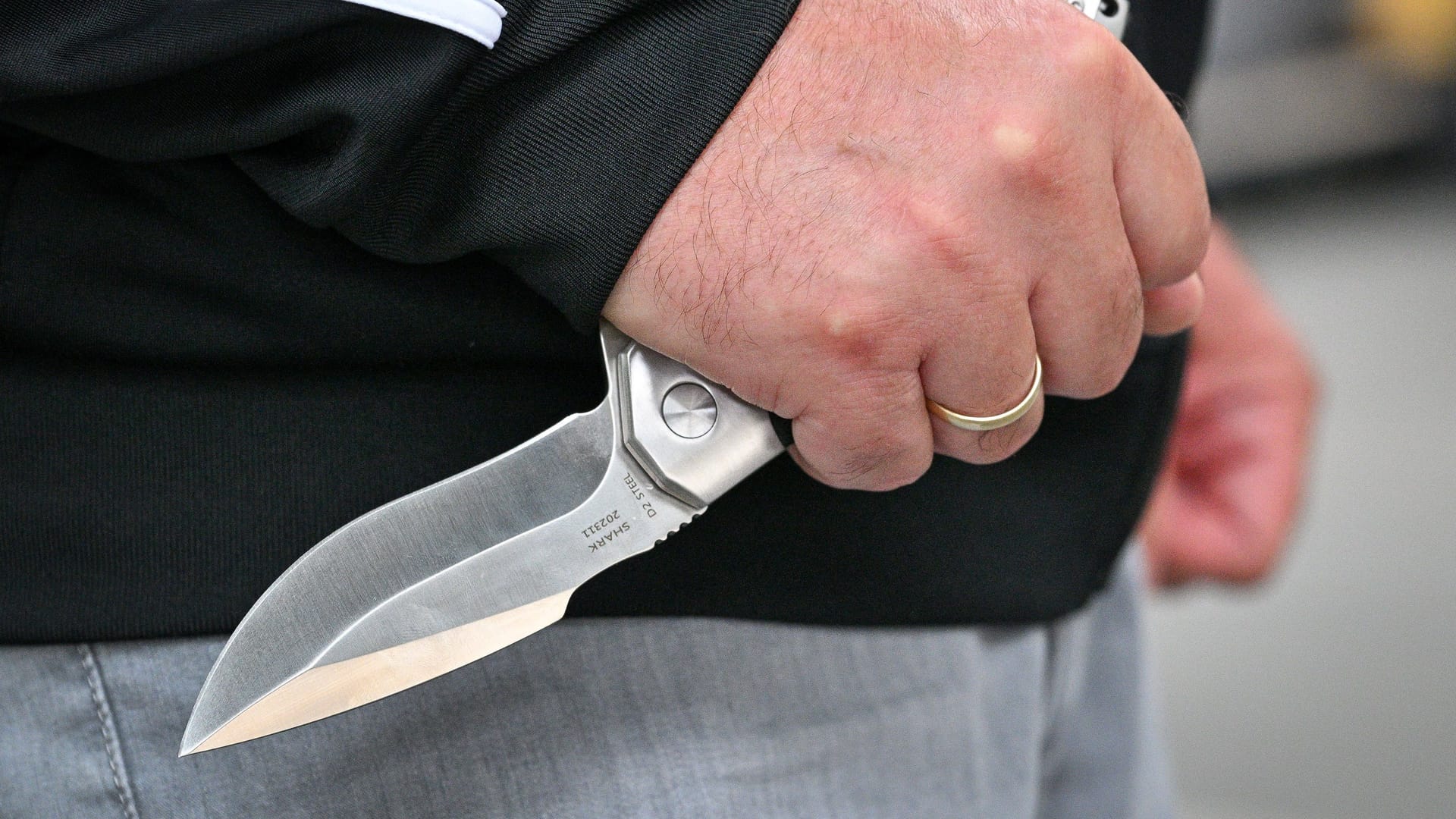 Ein Mann hält ein Messer in der Hand (Symbolbild): Die Hintergründe der Tat sind noch völlig unklar.