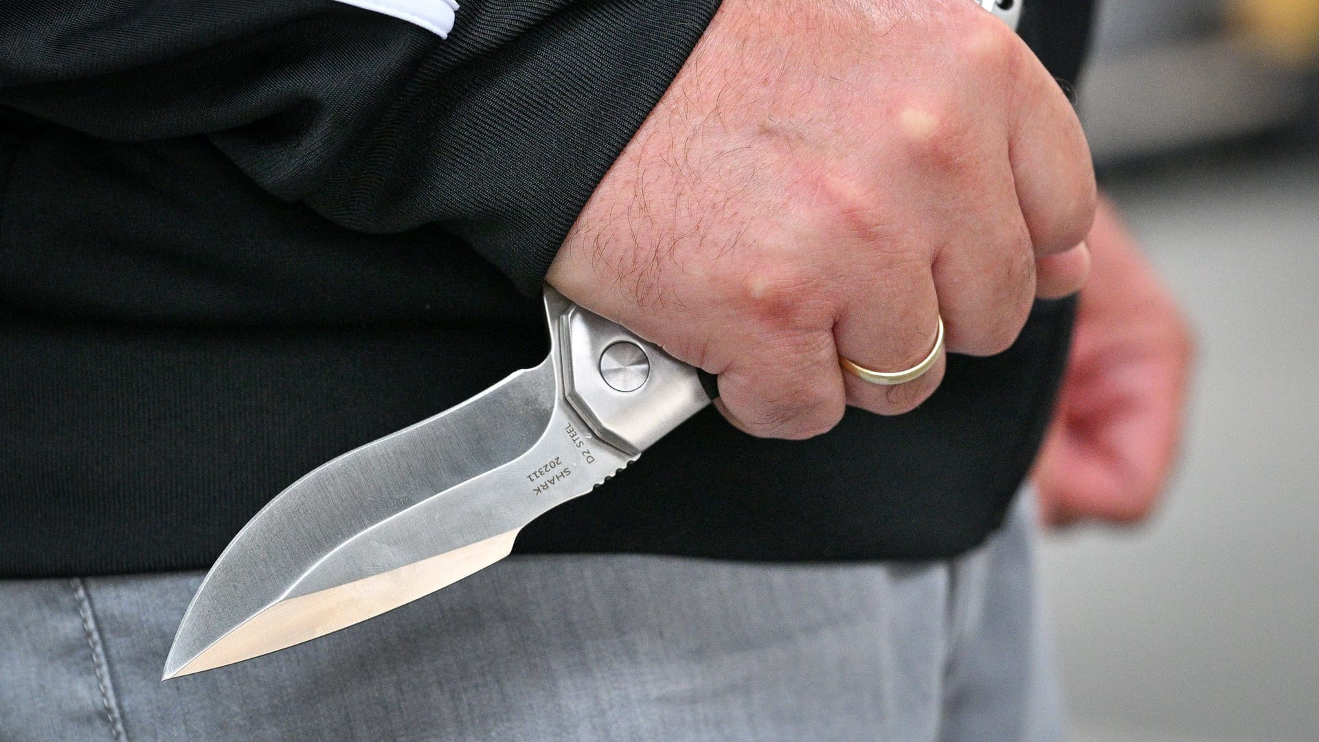 Ein Mann hält ein Messer in der Hand (Symbolbild): Die Hintergründe der Tat sind noch völlig unklar.