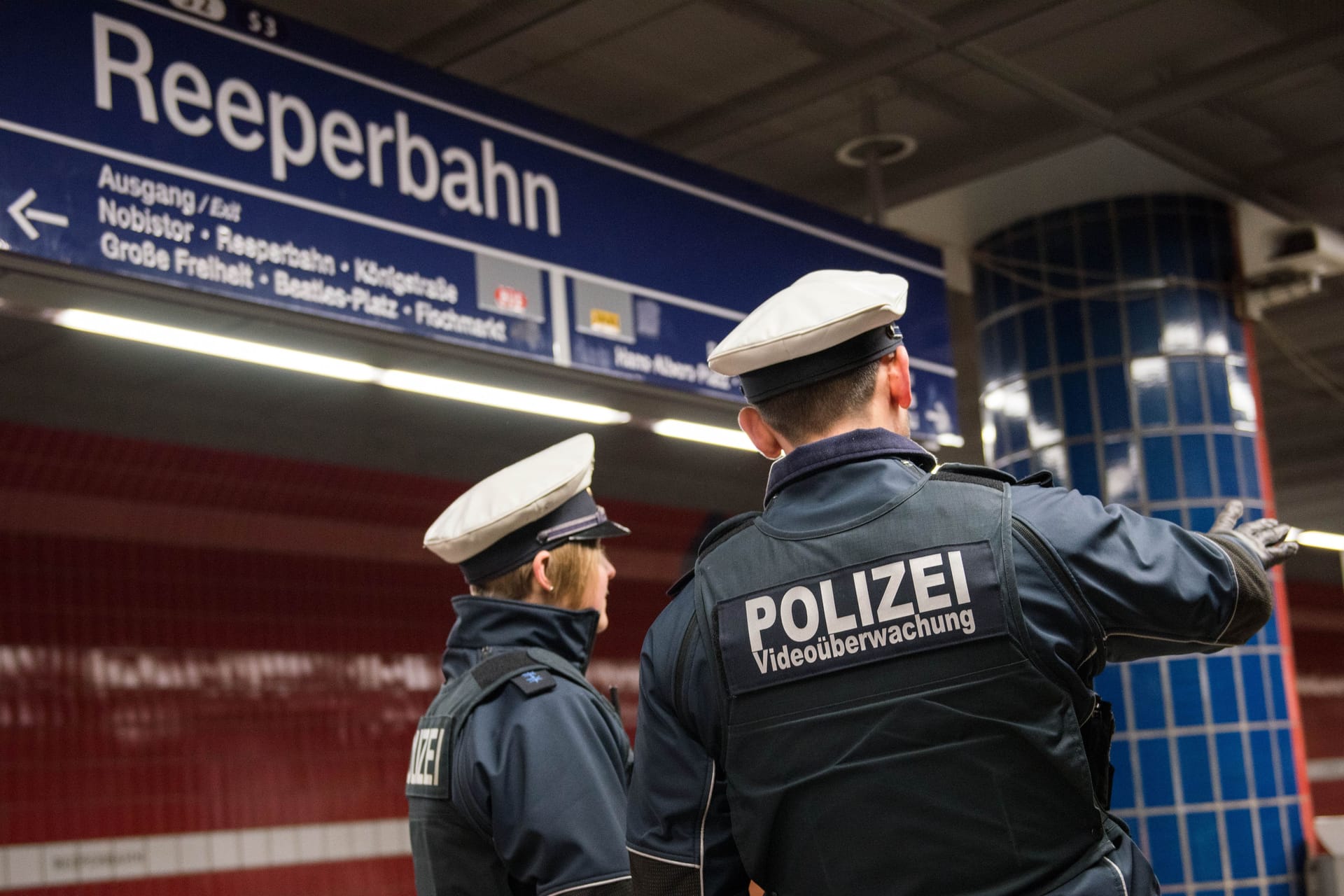 Ein Streifenteam der Bundespolizei am Bahnsteig (Symbolbild): An der Haltestelle Reeperbahn ist ein 25-Jähriger negativ in Erscheinung getreten.