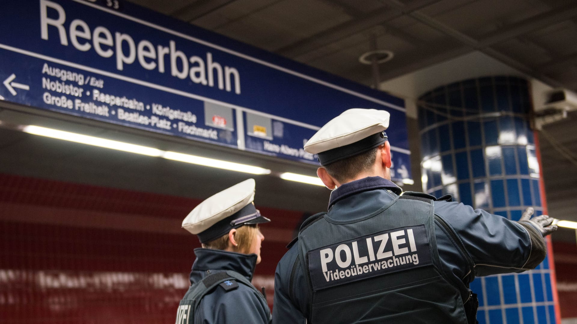 Ein Streifenteam der Bundespolizei am Bahnsteig (Symbolbild): An der Haltestelle Reeperbahn ist ein 25-Jähriger negativ in Erscheinung getreten.