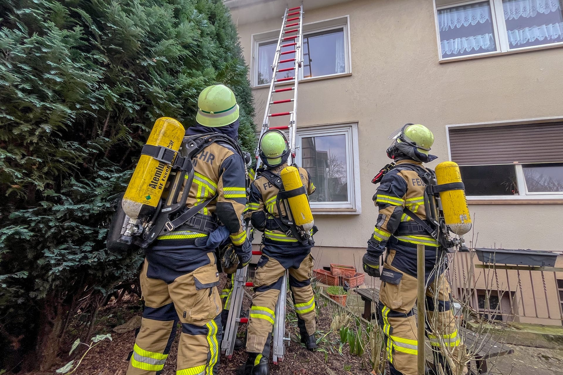 Einsatzkräfte der Feuerwehr mussten am Donnerstagnachmittag zu einem Brand in Borbeck ausrücken. Dort hatte ein Akku ein Feuer ausgelöst.