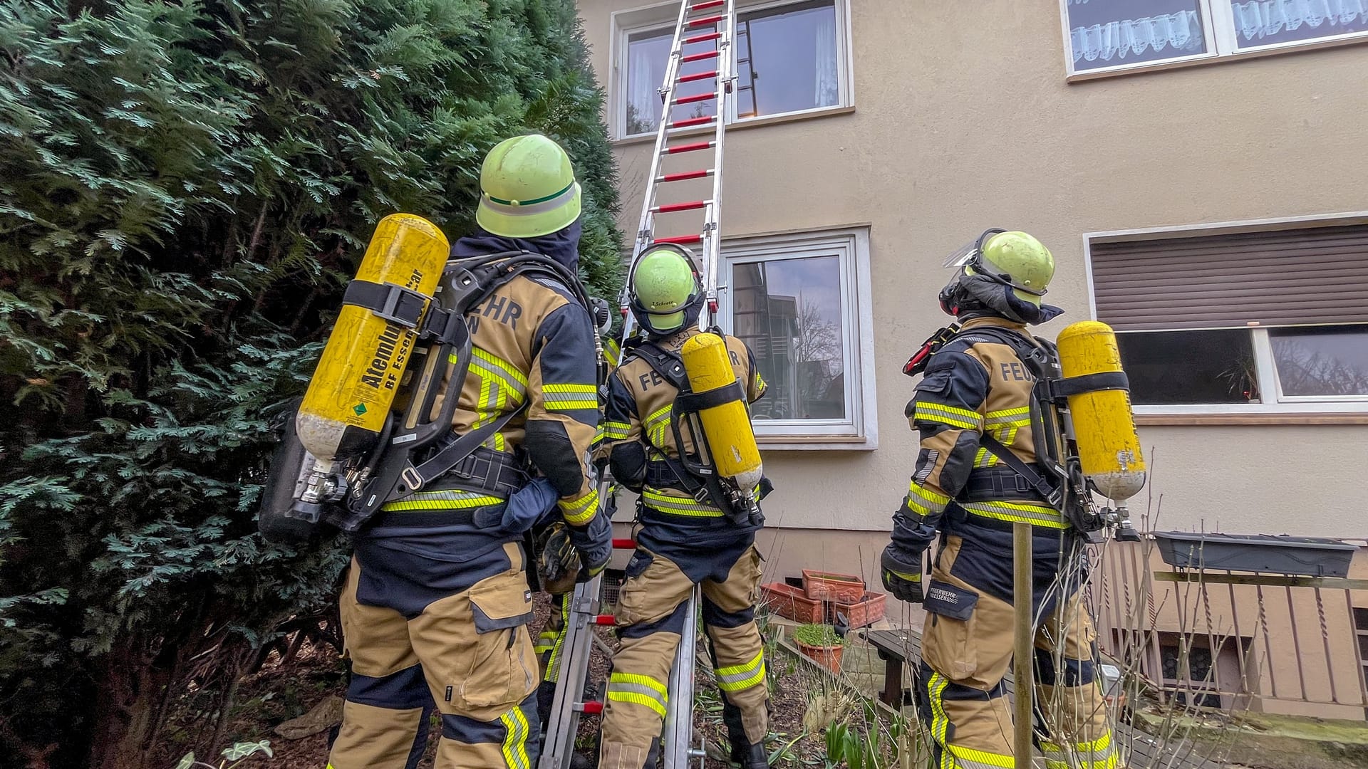 Einsatzkräfte der Feuerwehr mussten am Donnerstagnachmittag zu einem Brand in Borbeck ausrücken. Dort hatte ein Akku ein Feuer ausgelöst.