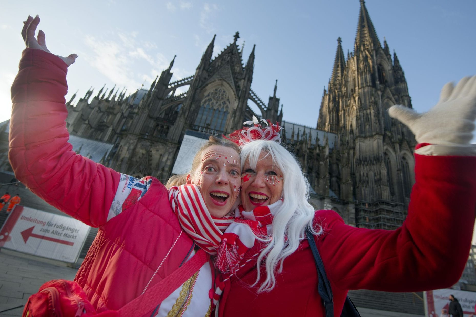 Köln: Zwei Karnevalistinnen posieren vor dem Dom für ein Foto.