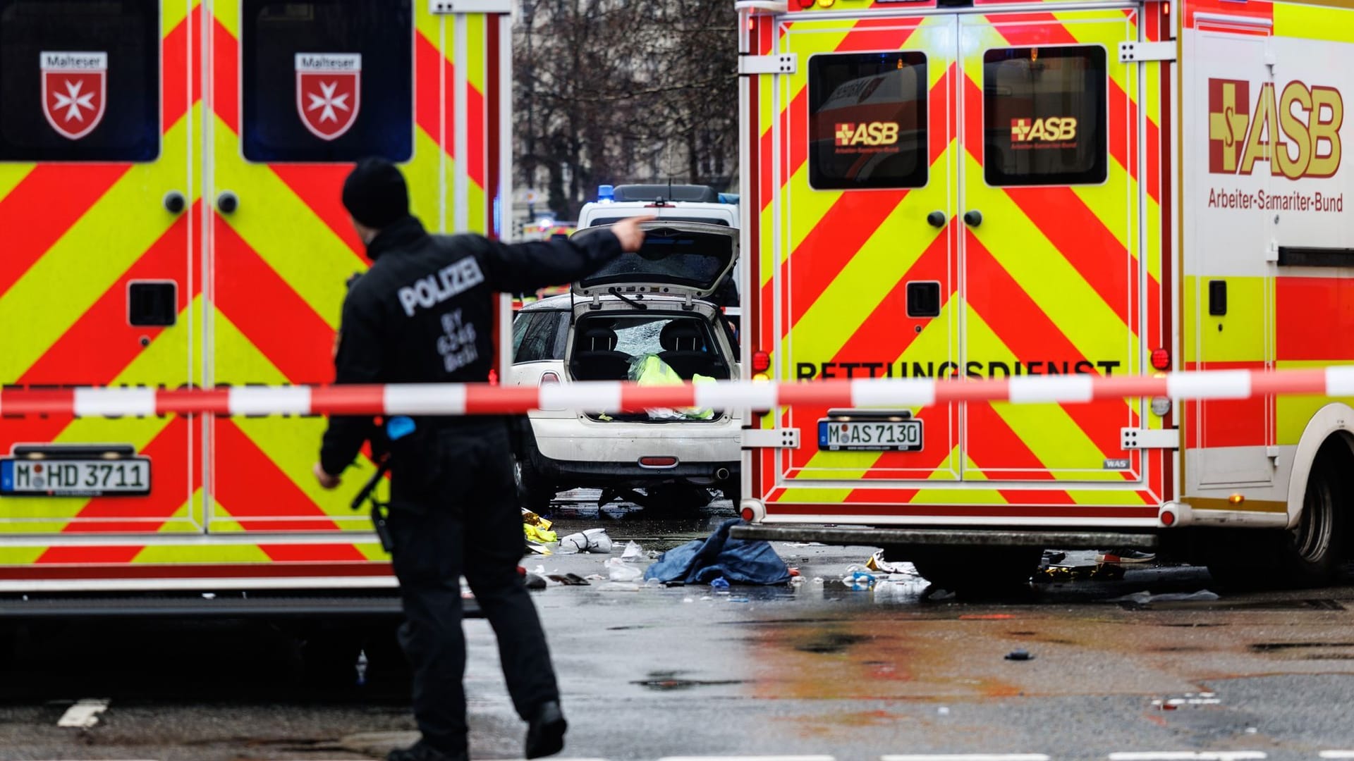 Auto in München in Menschengruppe gefahren