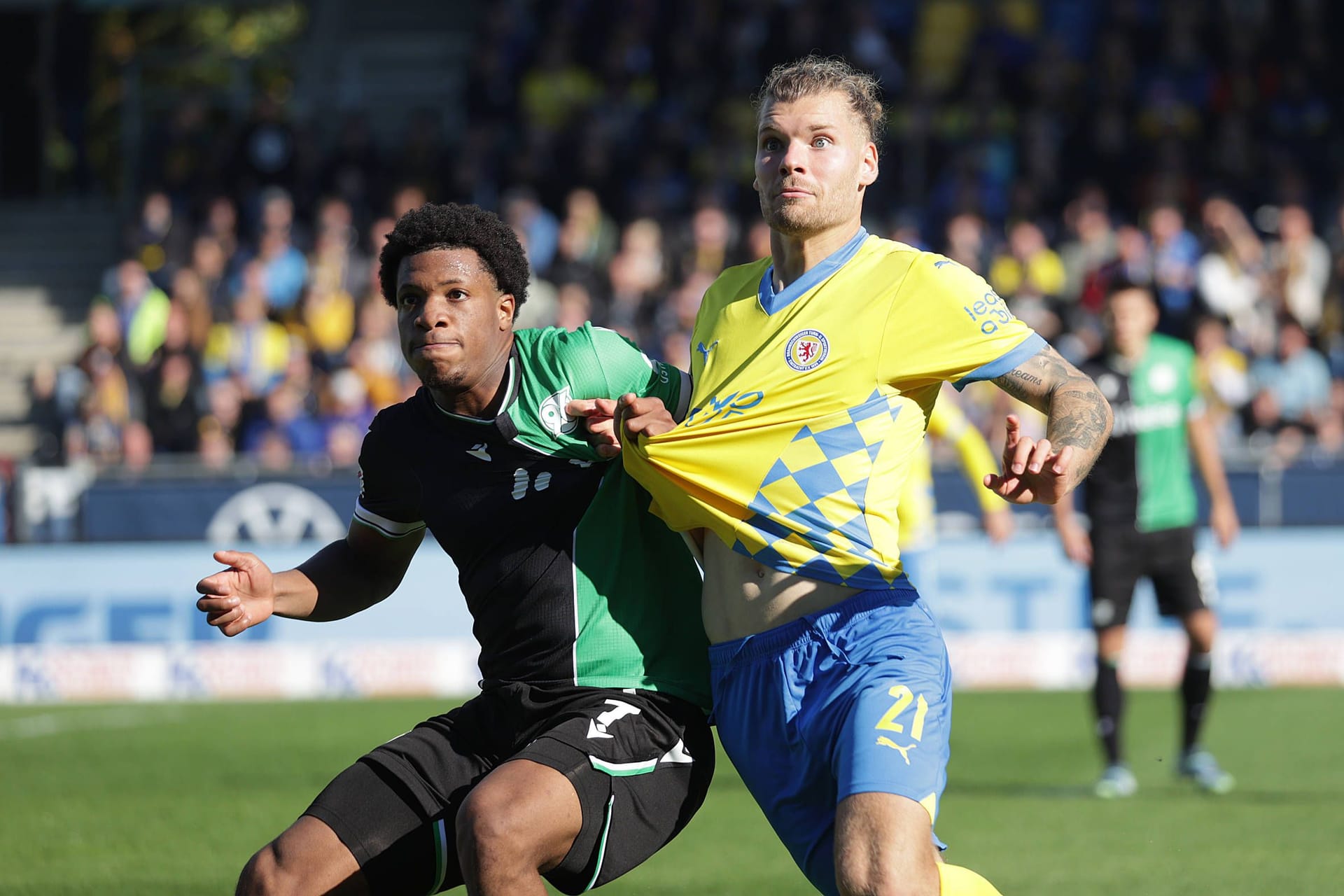 Jessic Ngankam (Hannover 96) und Kevin Ehlers (Eintracht Braunschweig) im Zweikampf: Auch das Derby-Rückspiel findet an einem Sonntag statt.