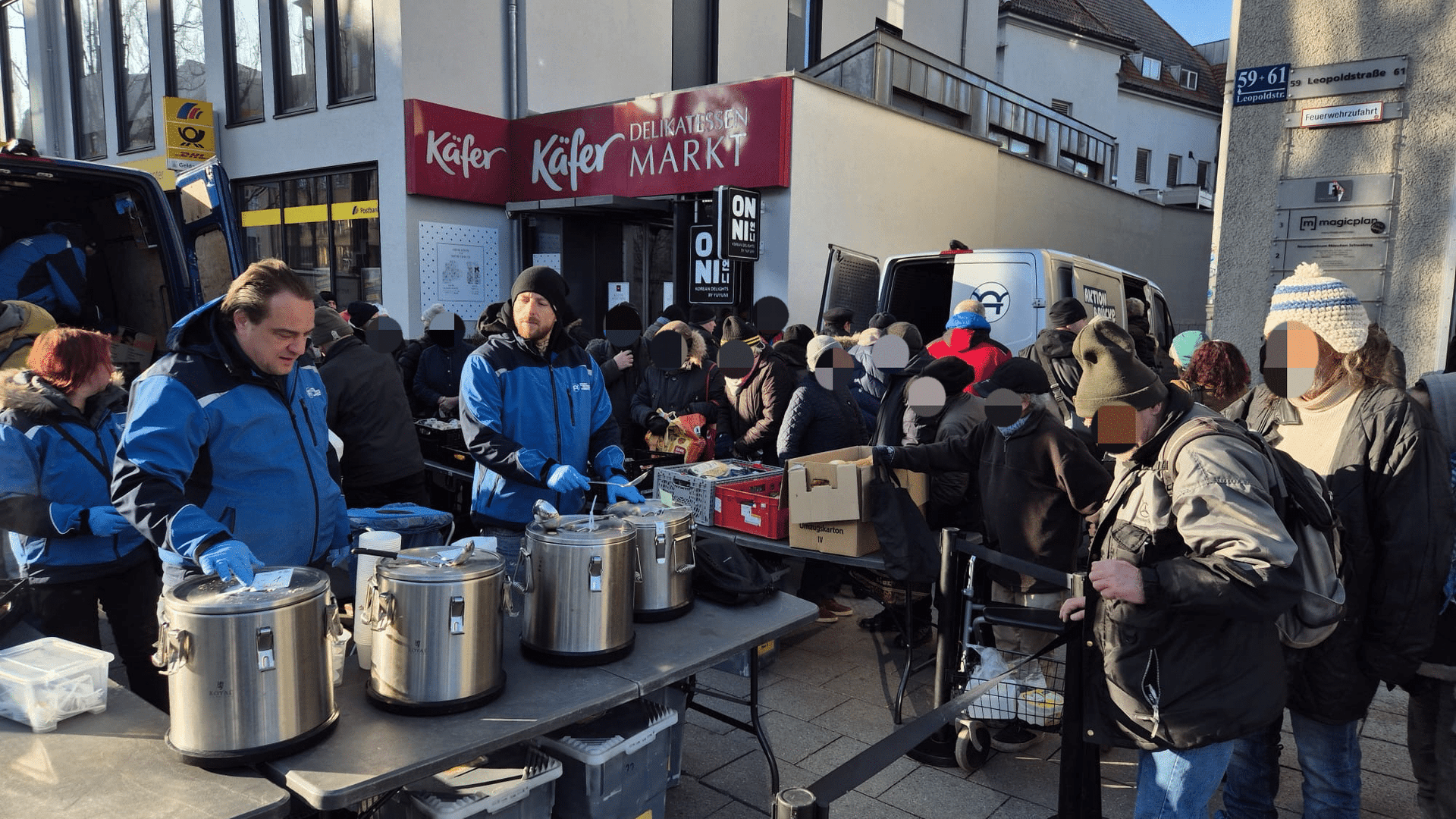 Die Essensausgabe vor dem Feinkostladen "Käfer" in Schwabing: Hier gibt es warme Mahlzeiten sowie Kaffee und Kuchen.