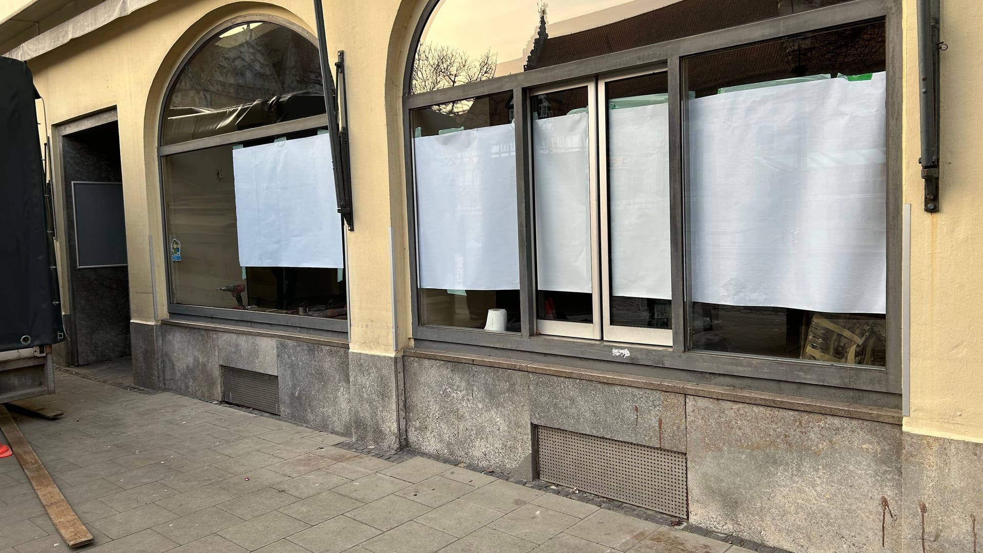 Sichtschutz am Schaufenster: Die Backstube am Braunschweiger Altstadtmarkt ist leergeräumt.