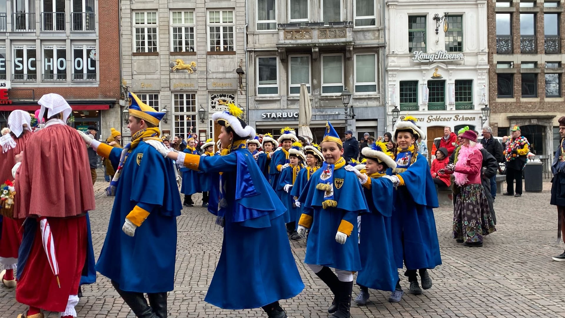 Polonaise vor dem Rathaus: Die Stimmung war auch schon vor 11.11 Uhr gut.