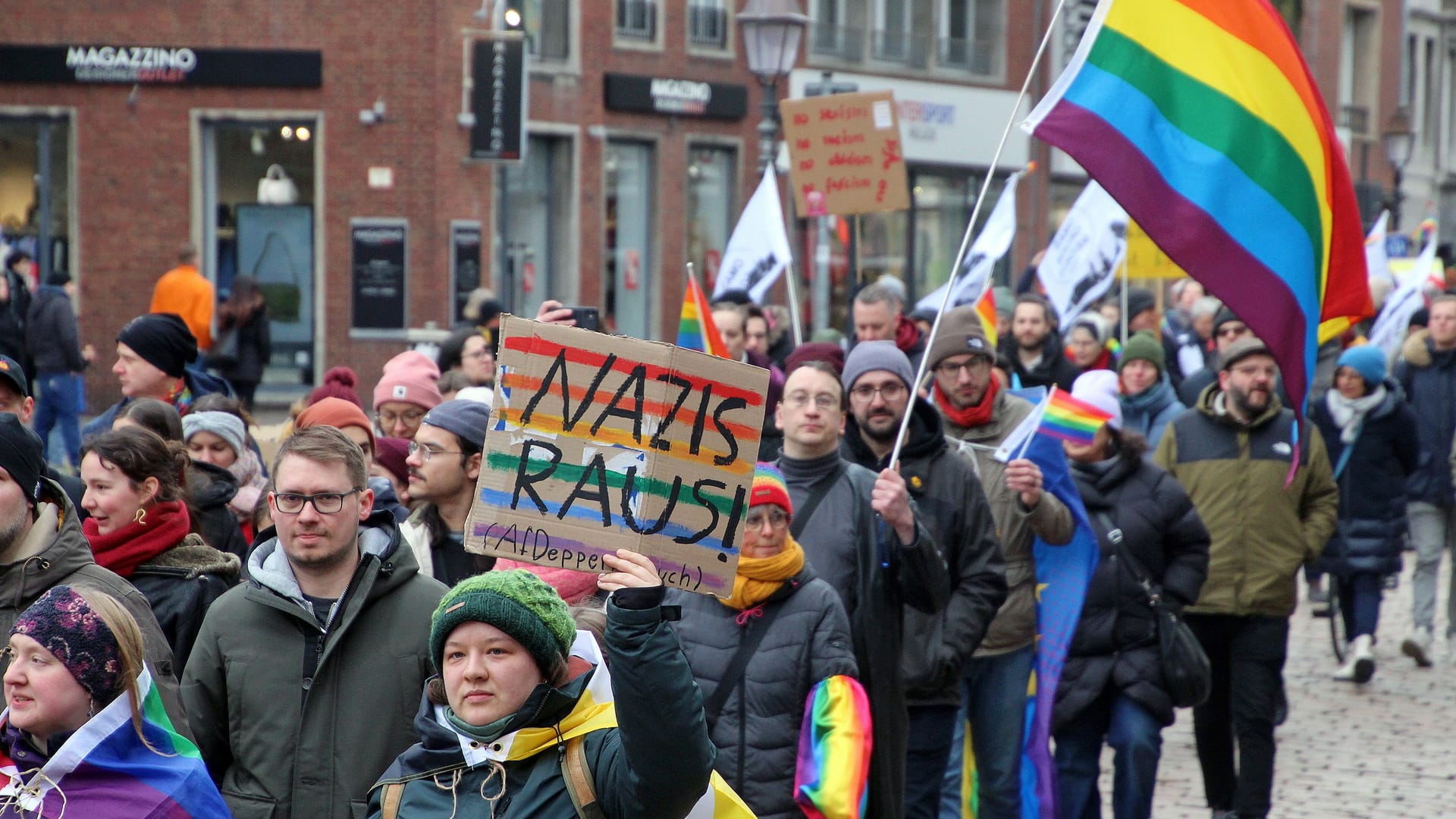 200 Menschen liefen mit Regenbogenflaggen und Protestschilder durch die Innenstadt, um sich gegen Hass und Hetze in Politik und Gesellschaft auszusprechen.