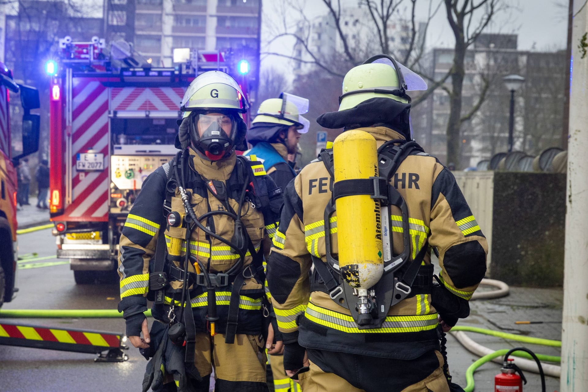 Feuerwehrleute bei einem Kellerbrand in Essen (Symbolbild): Die Polizei sucht nach Zeugen.