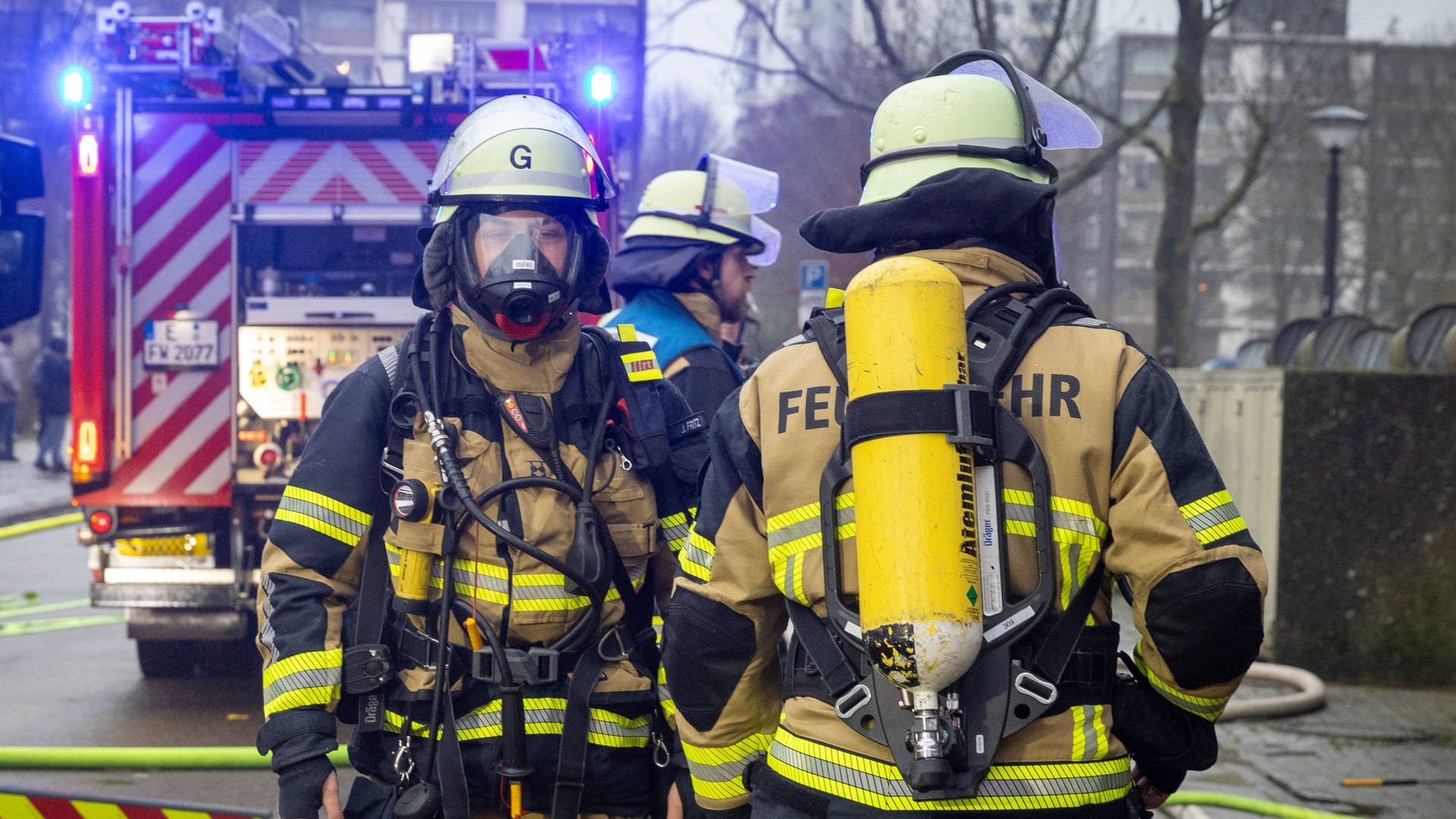 Feuerwehrleute bei einem Kellerbrand in Essen (Symbolbild): Die Polizei sucht nach Zeugen.