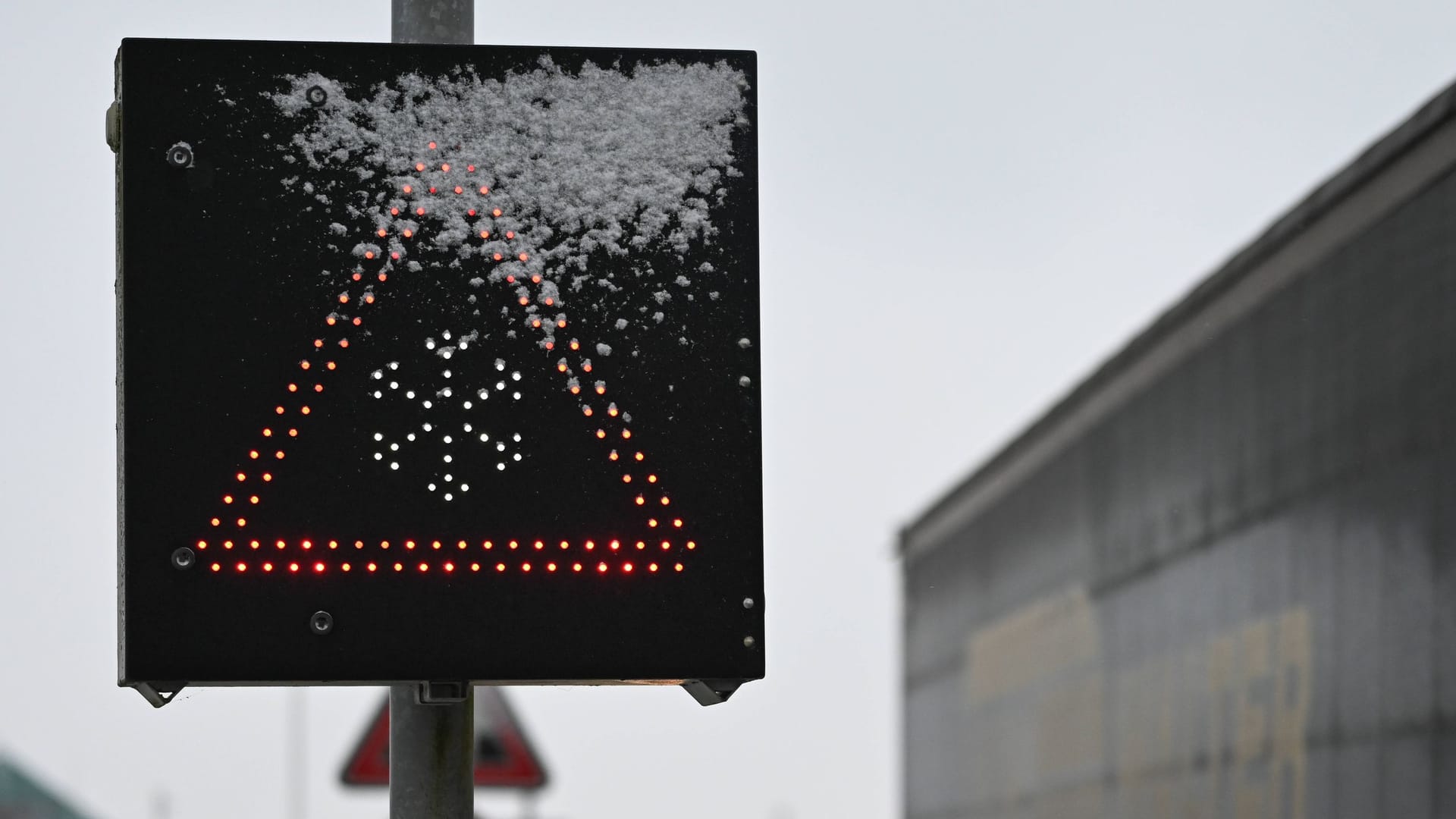 Eine Anzeige warnt vor anstehendem Schneefall (Symbolbild): In Köln und der Region soll es zu Karnevalsbeginn an Weiberfastnacht eisig und nass werden.