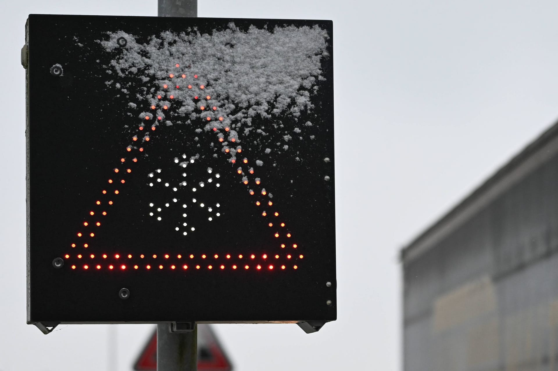 Eine Anzeige warnt vor anstehendem Schneefall (Symbolbild): In Köln und der Region soll es zu Karnevalsbeginn an Weiberfastnacht eisig und nass werden.