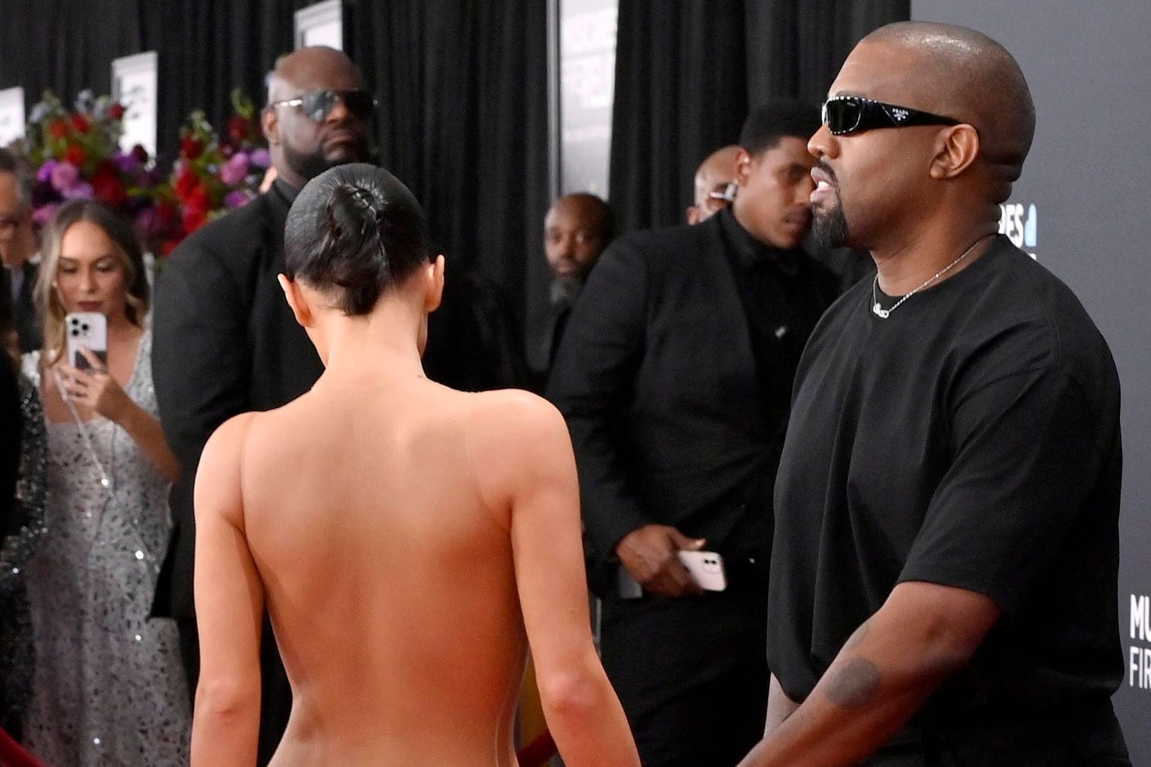 Kanye West und Bianca Censori: Bei den 67. Grammy Awards kam es zu einem bizarren Nacktmoment.