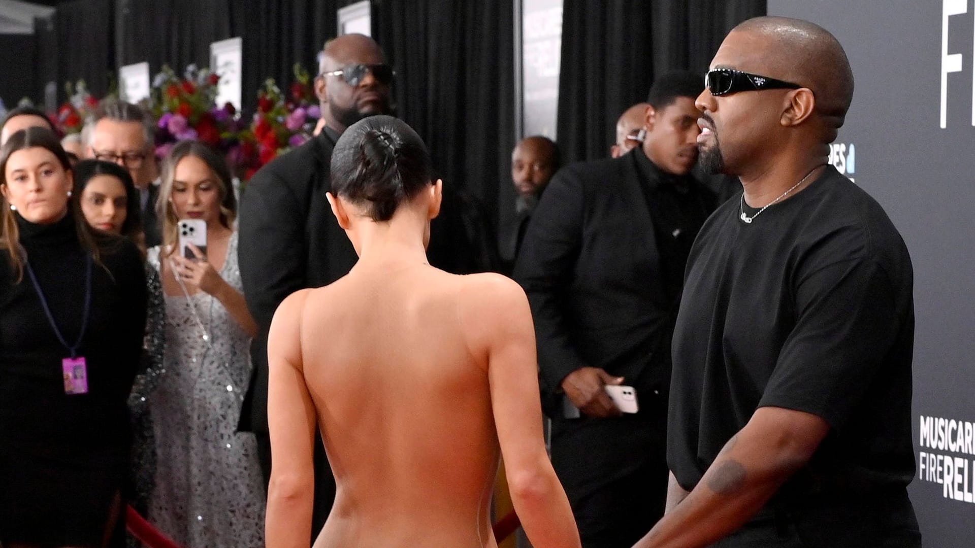 Kanye West und Bianca Censori: Bei den 67. Grammy Awards kam es zu einem bizarren Nacktmoment.