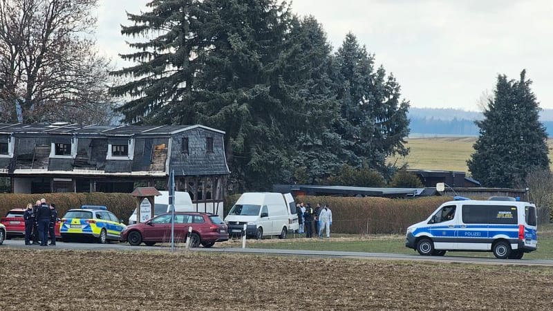 Polizei vor einem Haus in Schönbach, einem Ortsteil von Neumark: Die Hintergründe zum Vorfall sind bisher unklar.