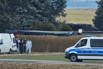 Polizei vor einem Haus in Schönbach, einem Ortsteil von Neumark: Die Hintergründe zum Vorfall sind bisher unklar.