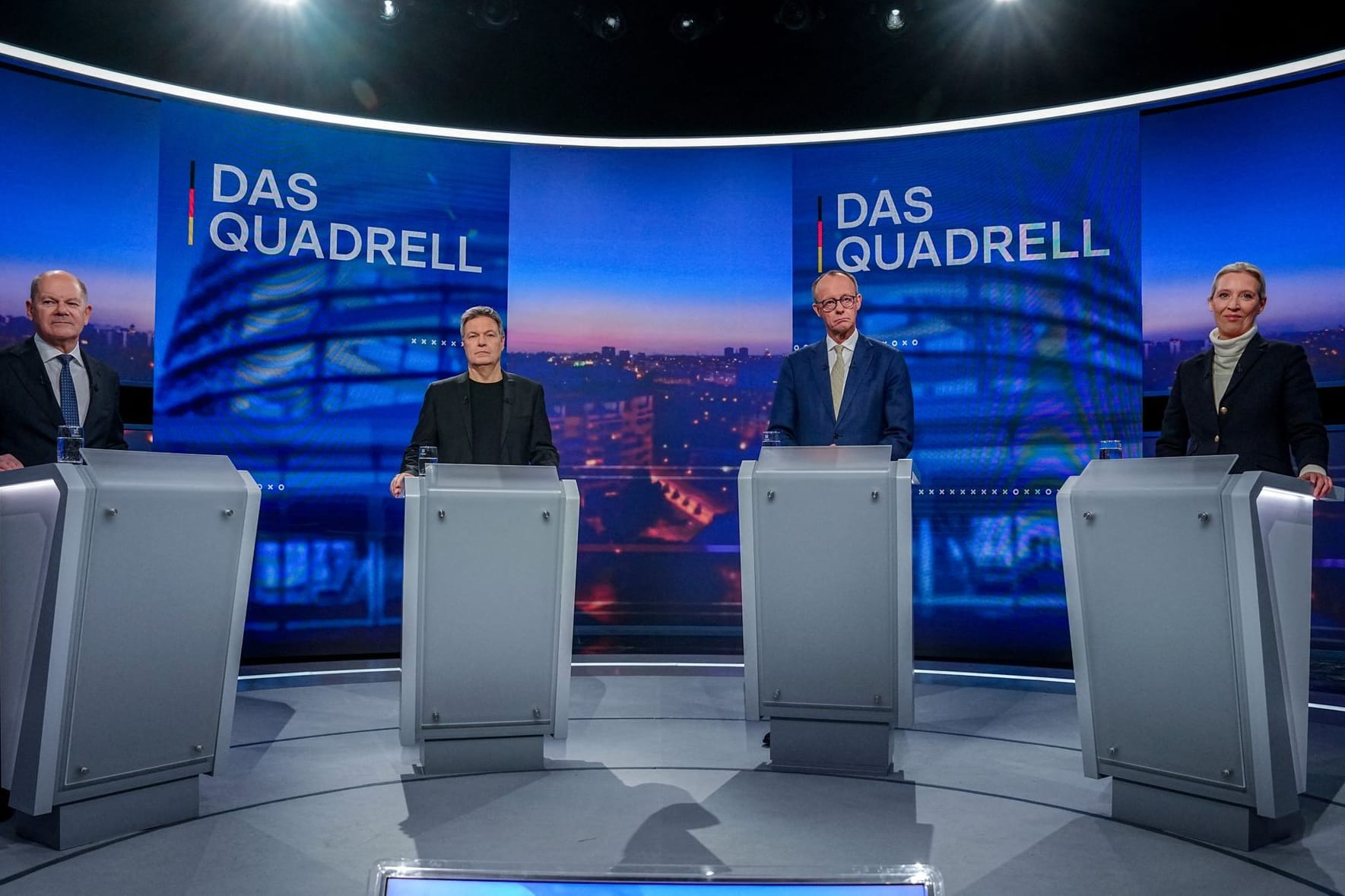 Olaf Scholz (SPD), Robert Habeck (Grüne), Friedrich Merz (CDU), Alice Weidel (AfD, v.l.n.r.): Die vier Kanzlerkandidaten diskutierten im "Quadrell".