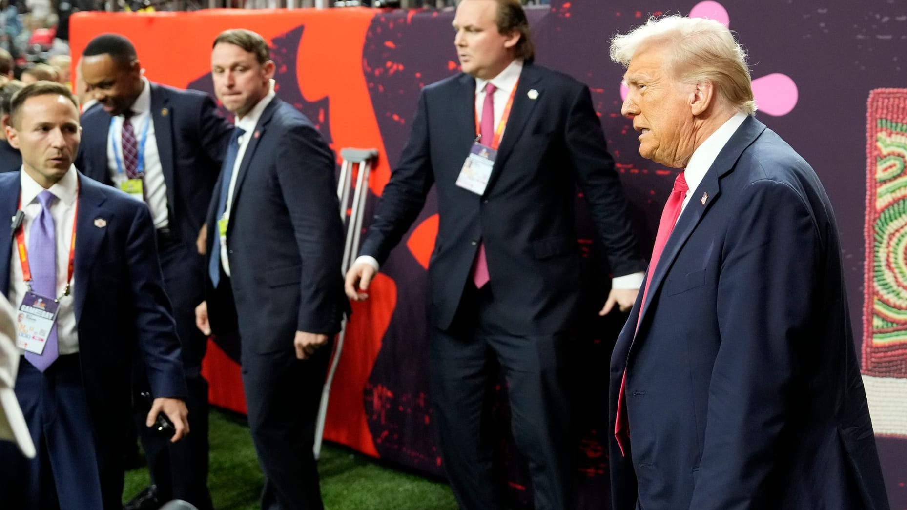 Auf dem Spielfeld: US-Präsident Donald Trump beim Super Bowl in New Orleans.