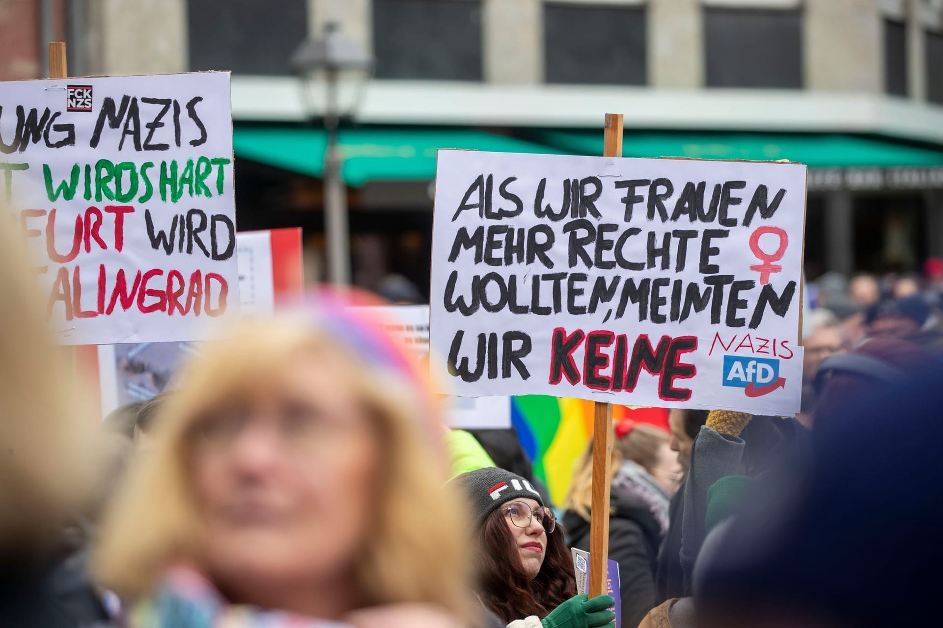 Menschen demonstrieren unter dem Motto "Wähl Liebe!": Die Kundgebung war Teil einer bundesweiten Kampagne der CSD-Bewegung zur Bundestagswahl.