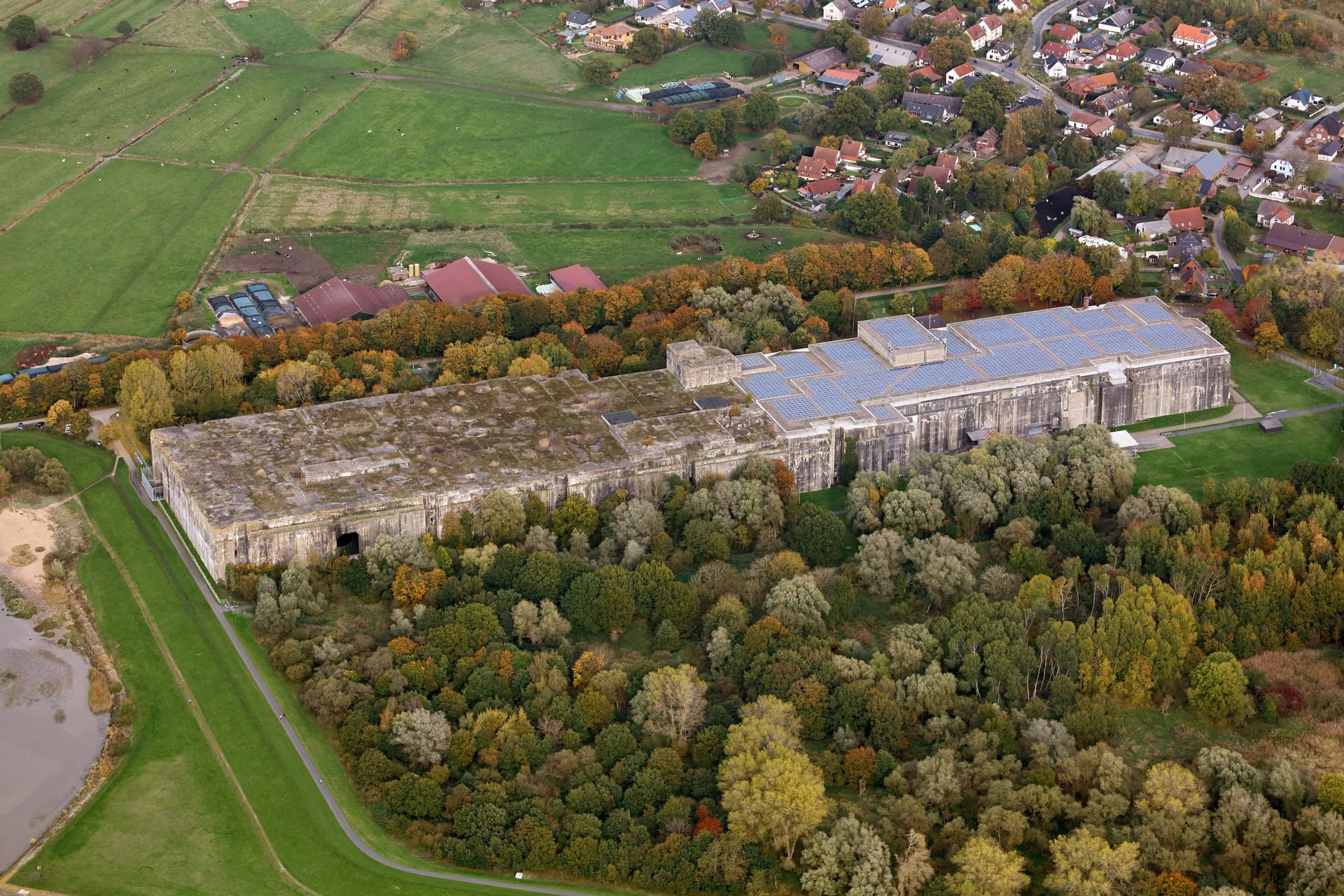 Luftbild zeigt den Bunker Valentin: Er ist der größte seiner Art in Deutschland.