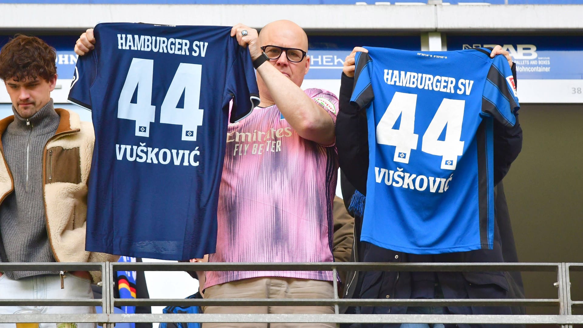 Solidarität mit der Nummer 44 (Archivbild): HSV-Fans halten Trikots von Mario Vušković im Stadion hoch.