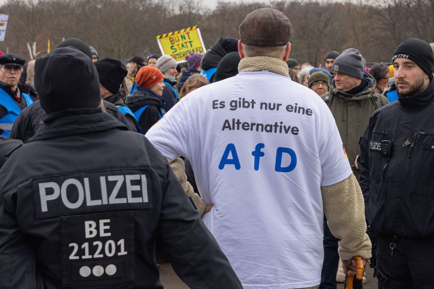 Polizisten neben Mann mit AfD-Shirt (Symbolbild): In Berlin kam es zu einer Auseinandersetzung.